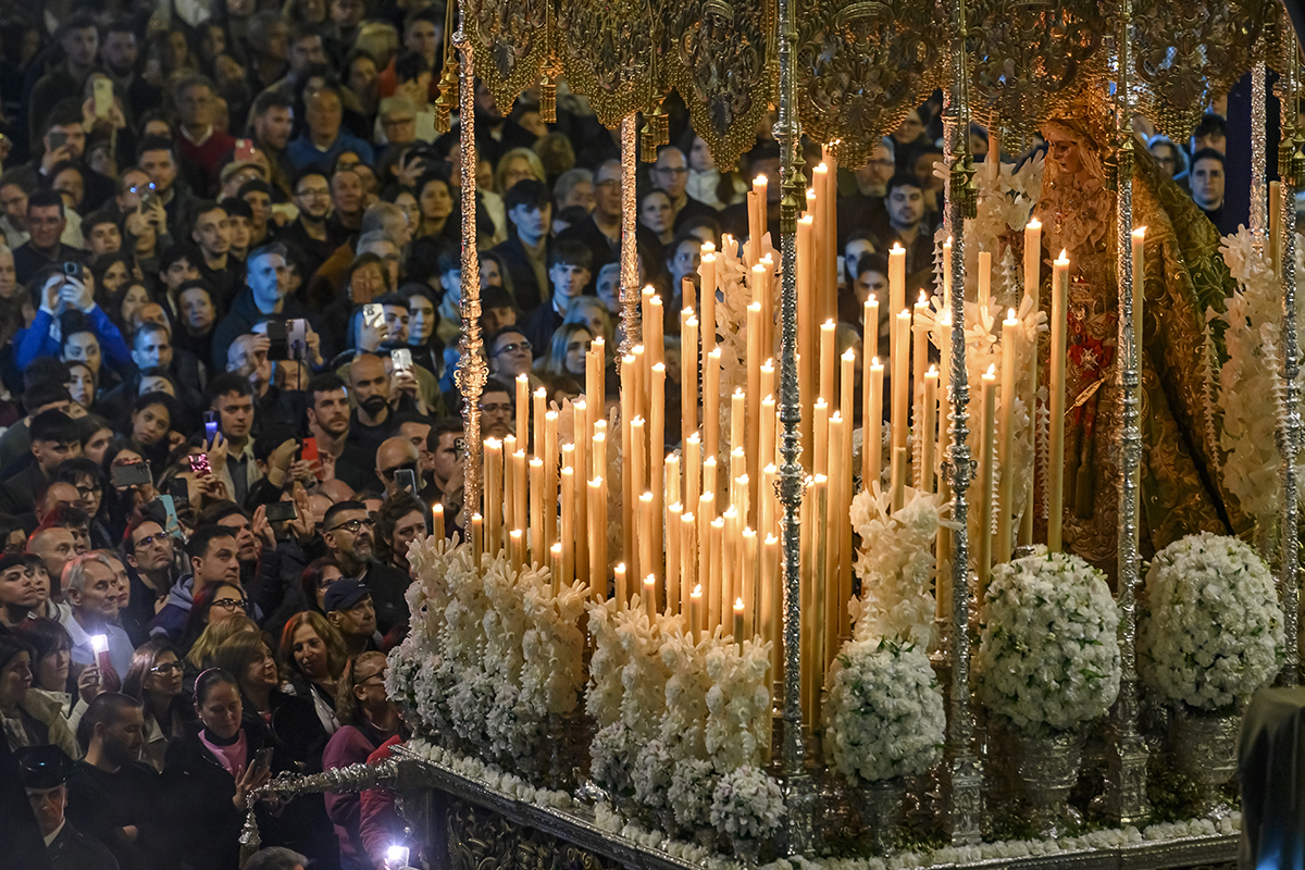 Miles de personas en la salida a la calle de la Macarena en Sevilla, la pasada Semana Santa.