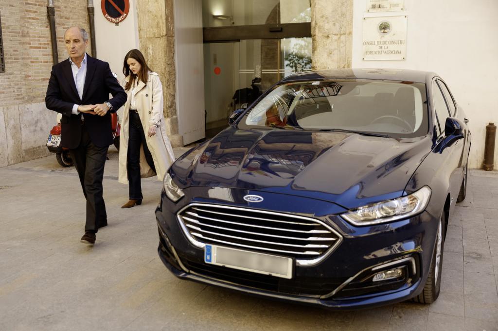 El ex presidente Francisco Camps, junto al coche oficial.