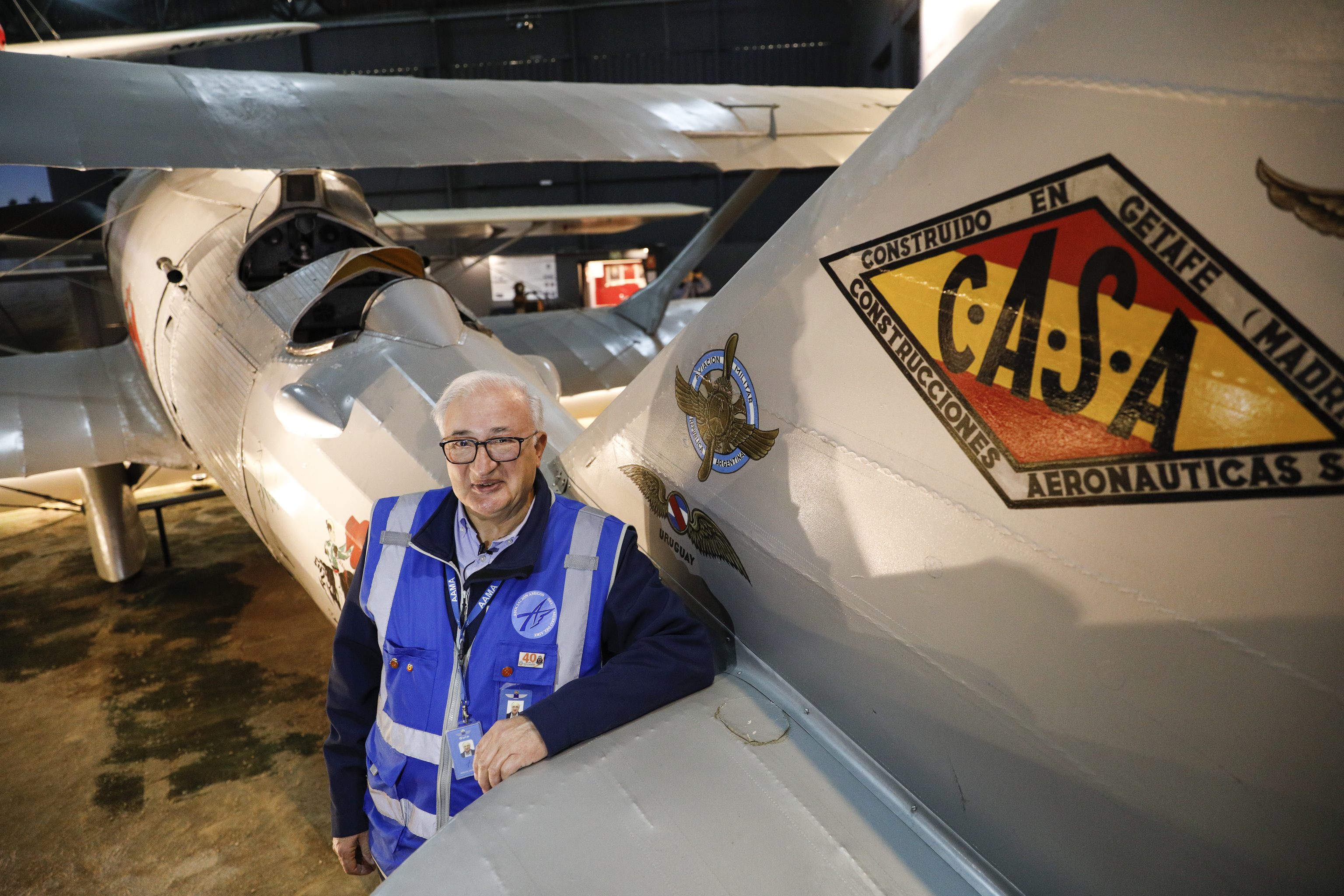 El piloto Antonio Utrilla, frente a un Breguet XIX Bidón, bautizado como 'Jesús del Gran Poder', en el Museo de Aeronáutica y Astronáutica.