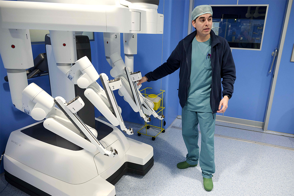 Andrés Calva, R4 de Urología, explica cómo funciona el robot de cirugía mínimamente invasiva Da Vinci Xi.