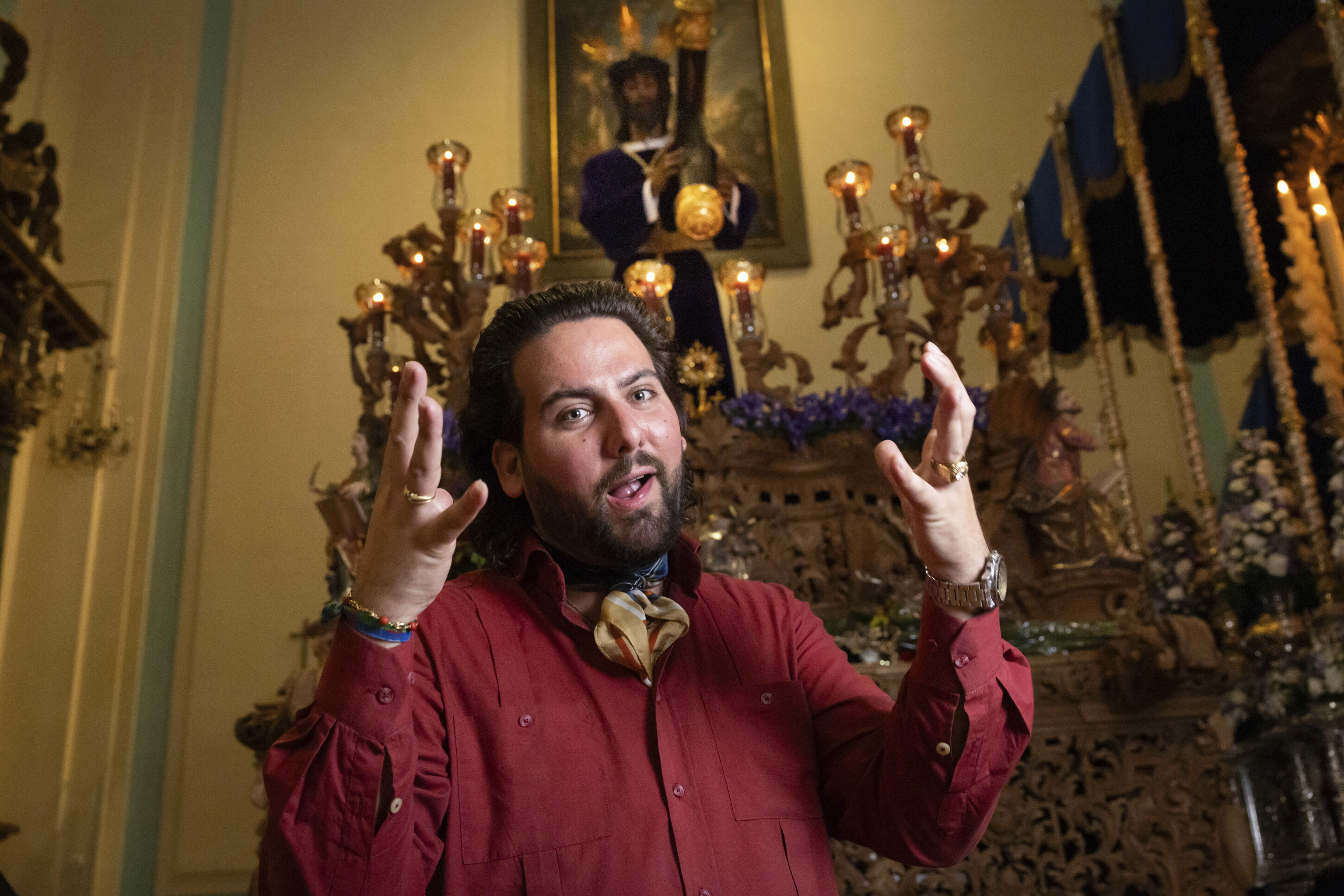 El cantaor Juanelo canta ante el Cristo de los Gitanos, ayer.
