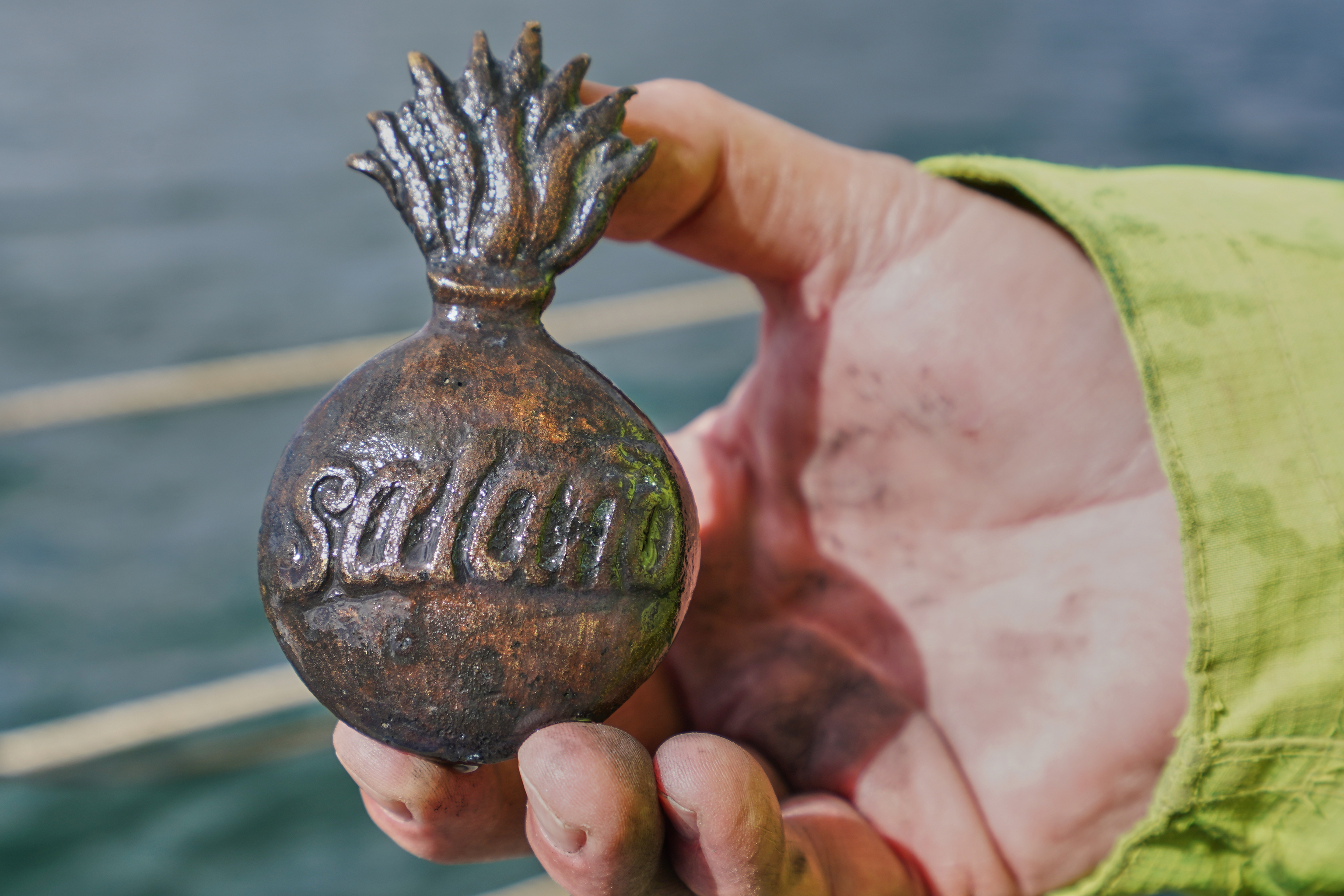 Una insignia de metal recuperada del buque de la Armada danesa Dannebroge, hundido durante la Batalla de Copenhague, en 1801.