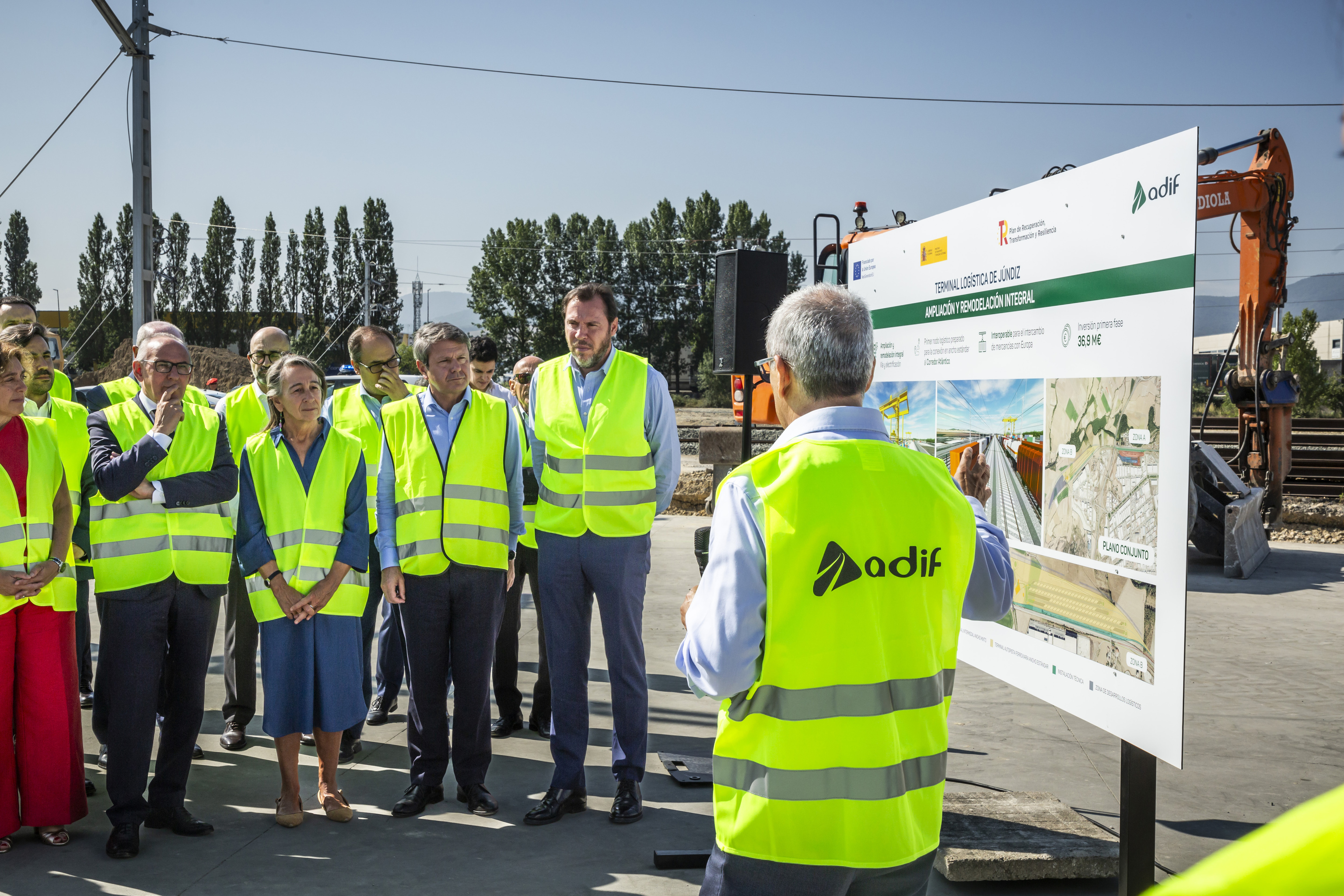 El diputado general Ramiro González junto a los representantes del Gobierno central Marisol Garmendia, José Antonio Santano y Óscar Puente durante una visita a la plataforma logística de Júndiz en Vitoria.