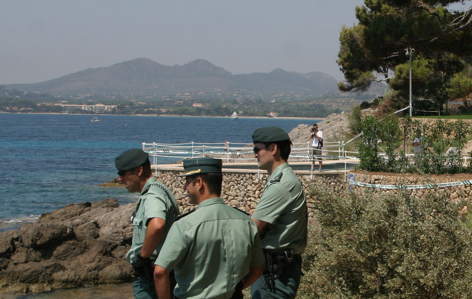 Agentes de la Guardia Civil en las inmediaciones de la propiedad, durante una protesta en 2006.