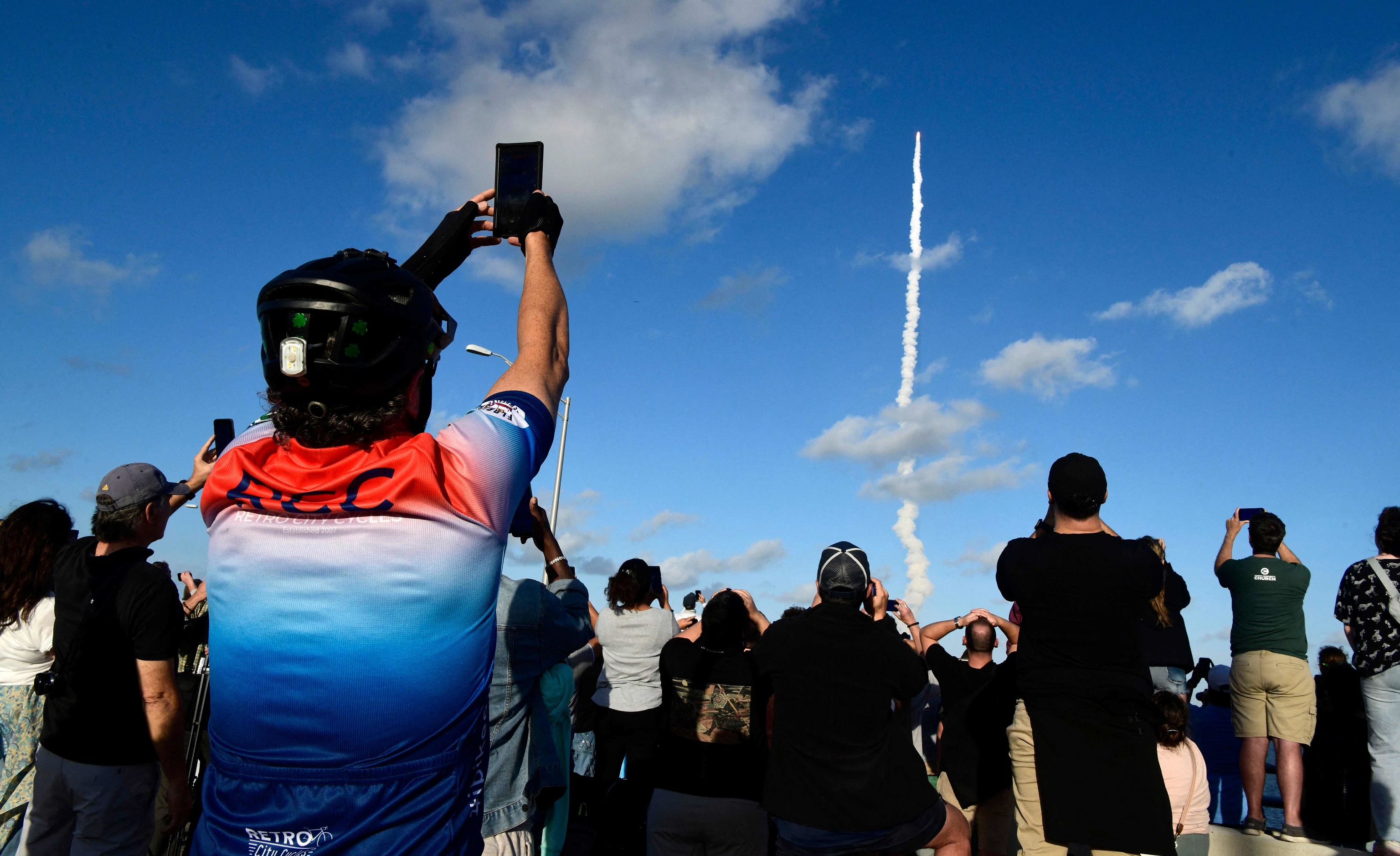 Decenas de personas en Titusville (Florida) fotografían el cohete SLS poco despuésdel lanzamiento