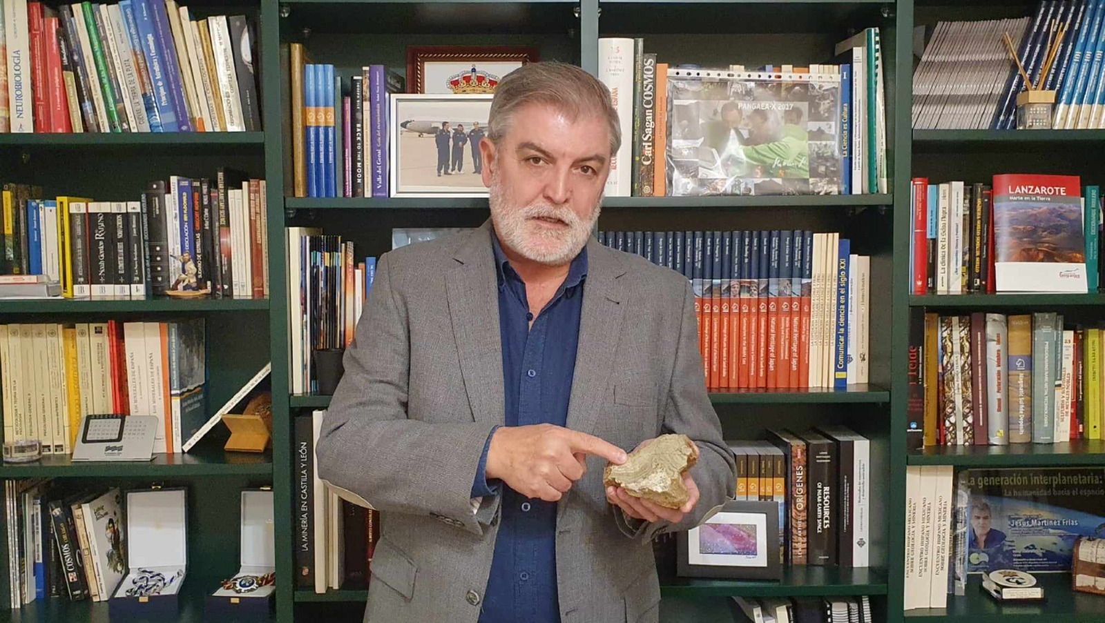 Jesús Martínez-Frías, con una roca de un área volcánica hidrotermal procedente de una de una campaña en Islandia.