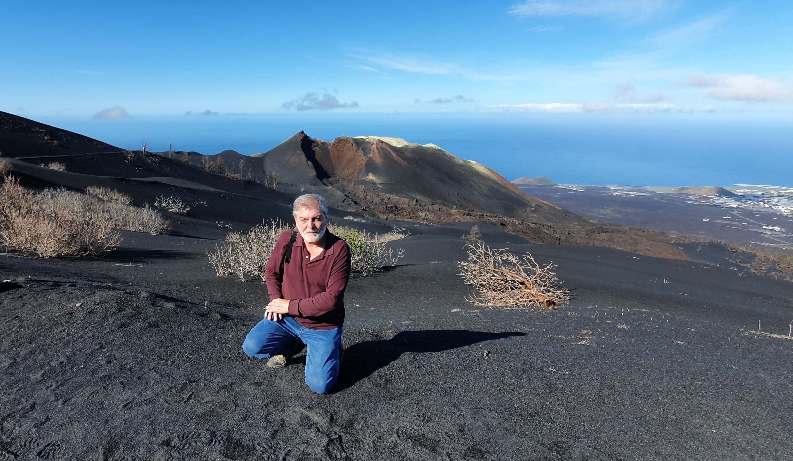 Jesús Martínez-Frías, en el volcán Tajogaite, en la isla canaria de La Palma.