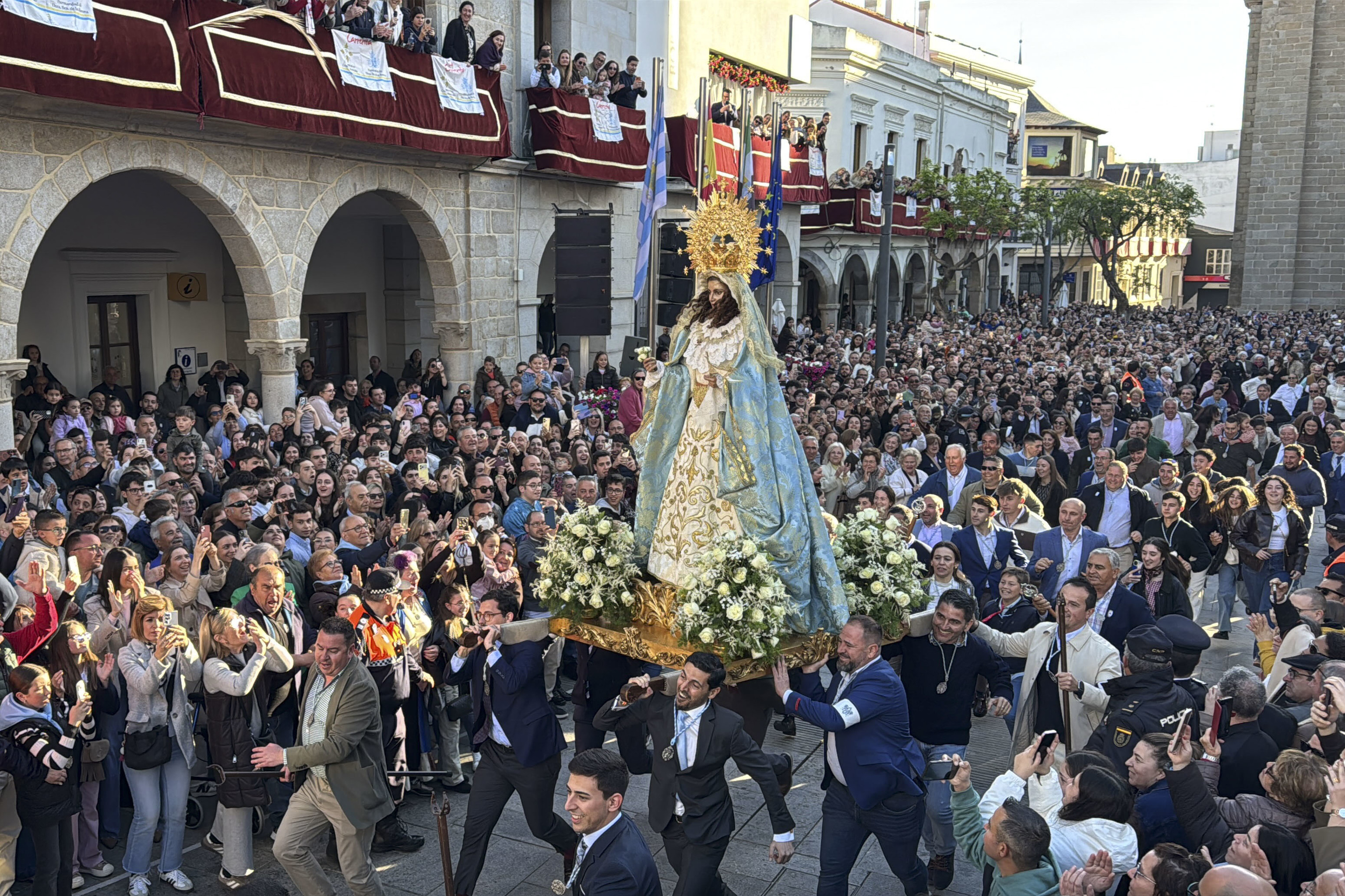 Miles de personas presencian este domingo 'La Carrerita', una peculiar procesión que pone fin a la Semana Santa de Villanueva de la Serena (Badajoz).