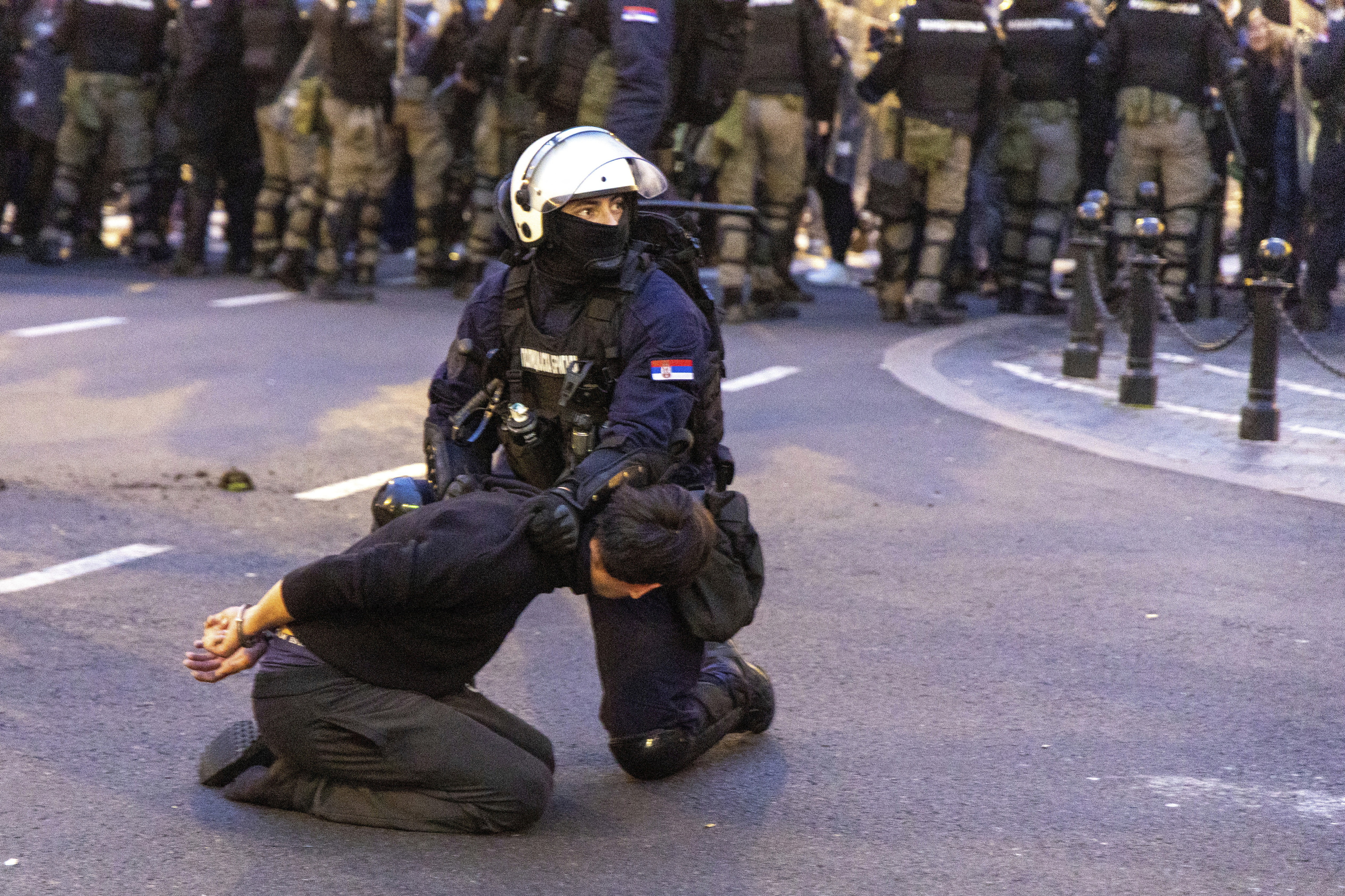 Un policía retiene a un manifestante la semana pasada frente al rectorado de la Universidad de Belgrado.
