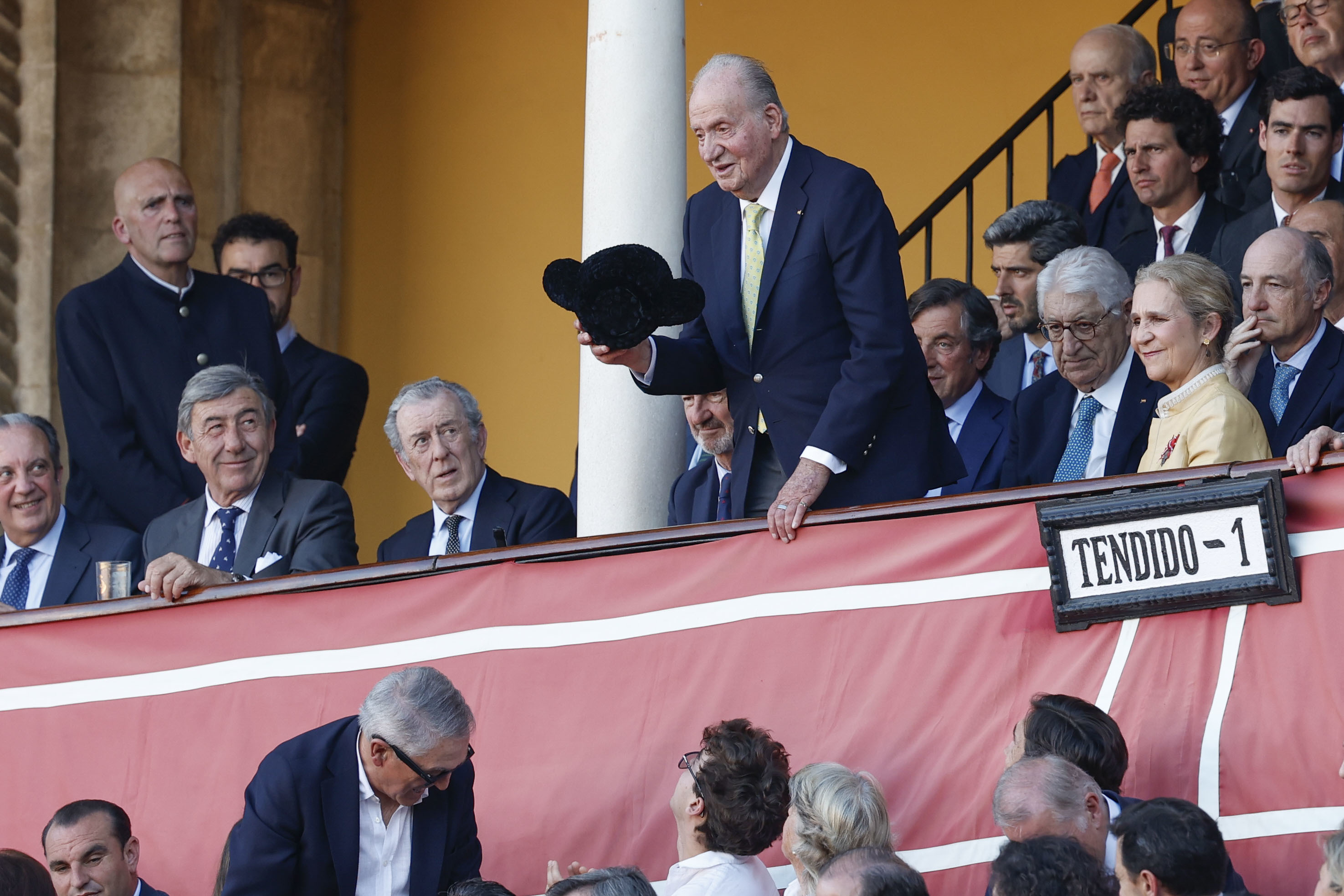 Don Juan Carlos recibe uno de los brindis.