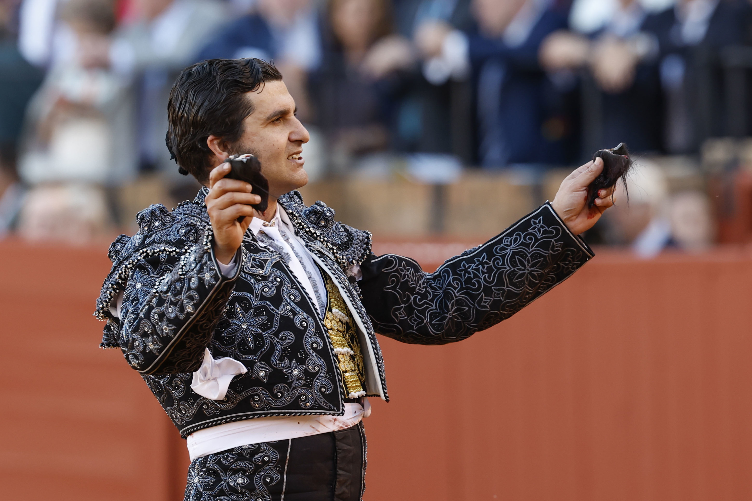 Morante pasea las dos orejas del cuarto.