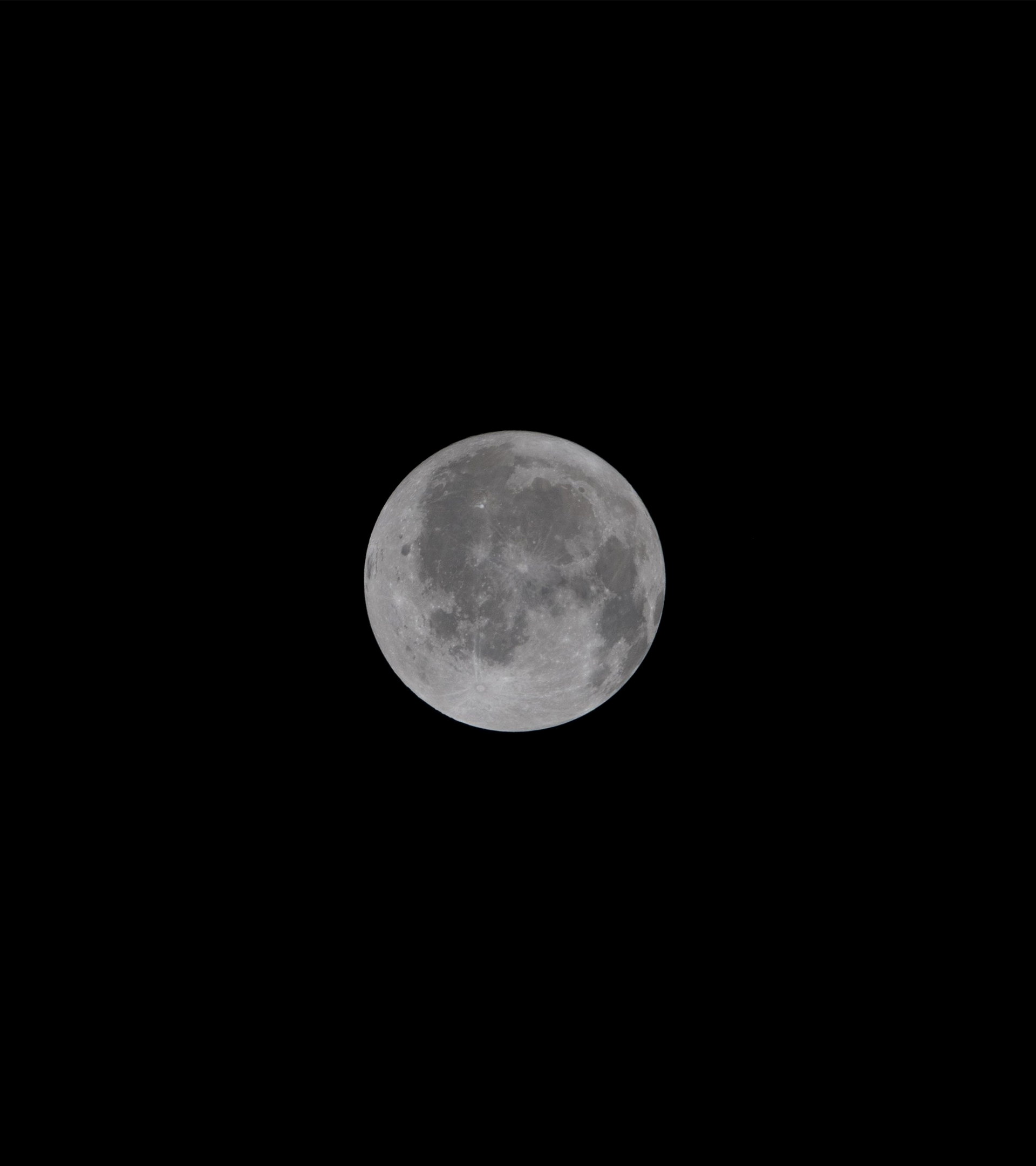 La Luna, fotografiada por los astronautas en día 4 de misión.