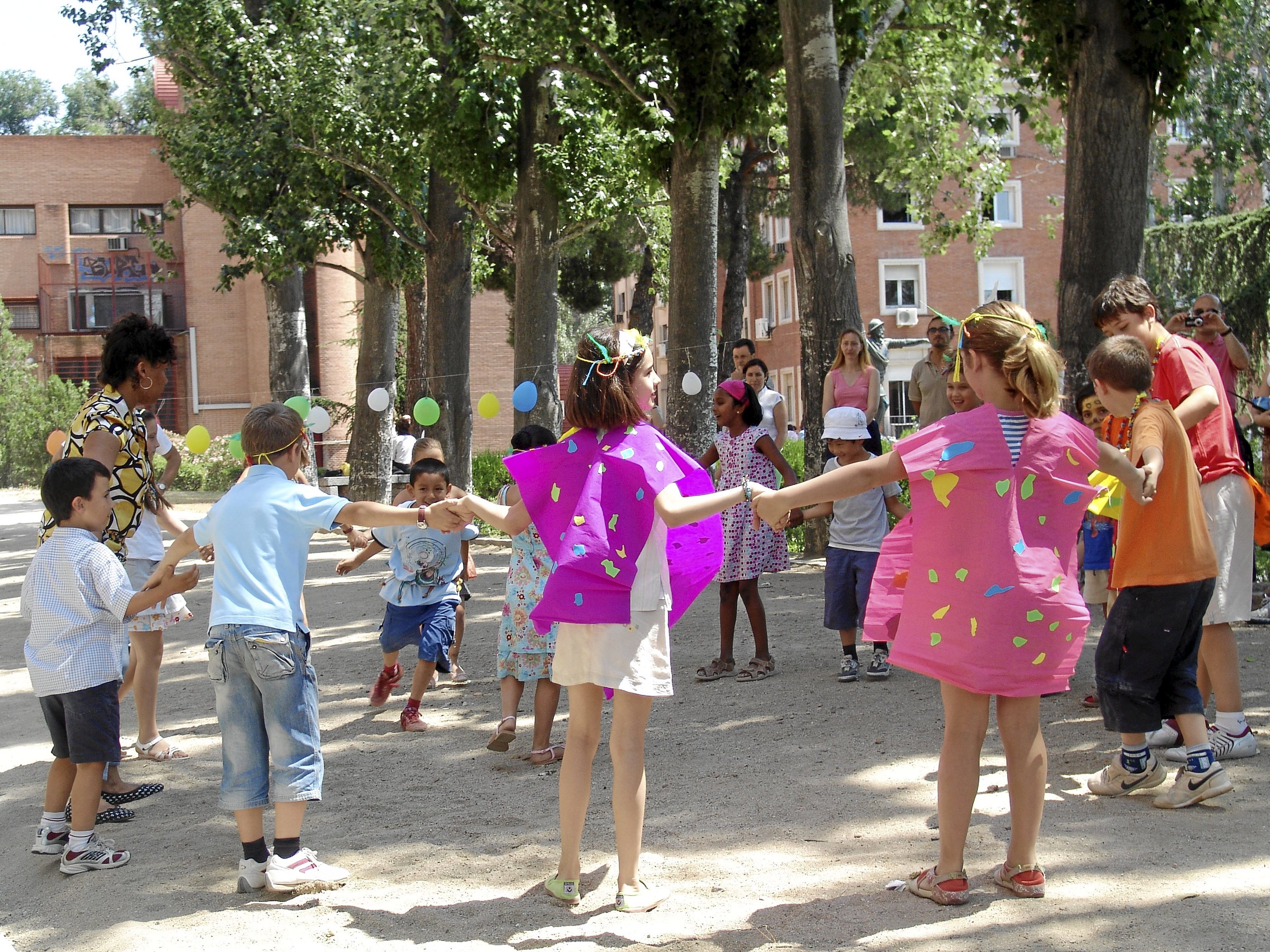 Varios niños juegan durante un campamento de verano.