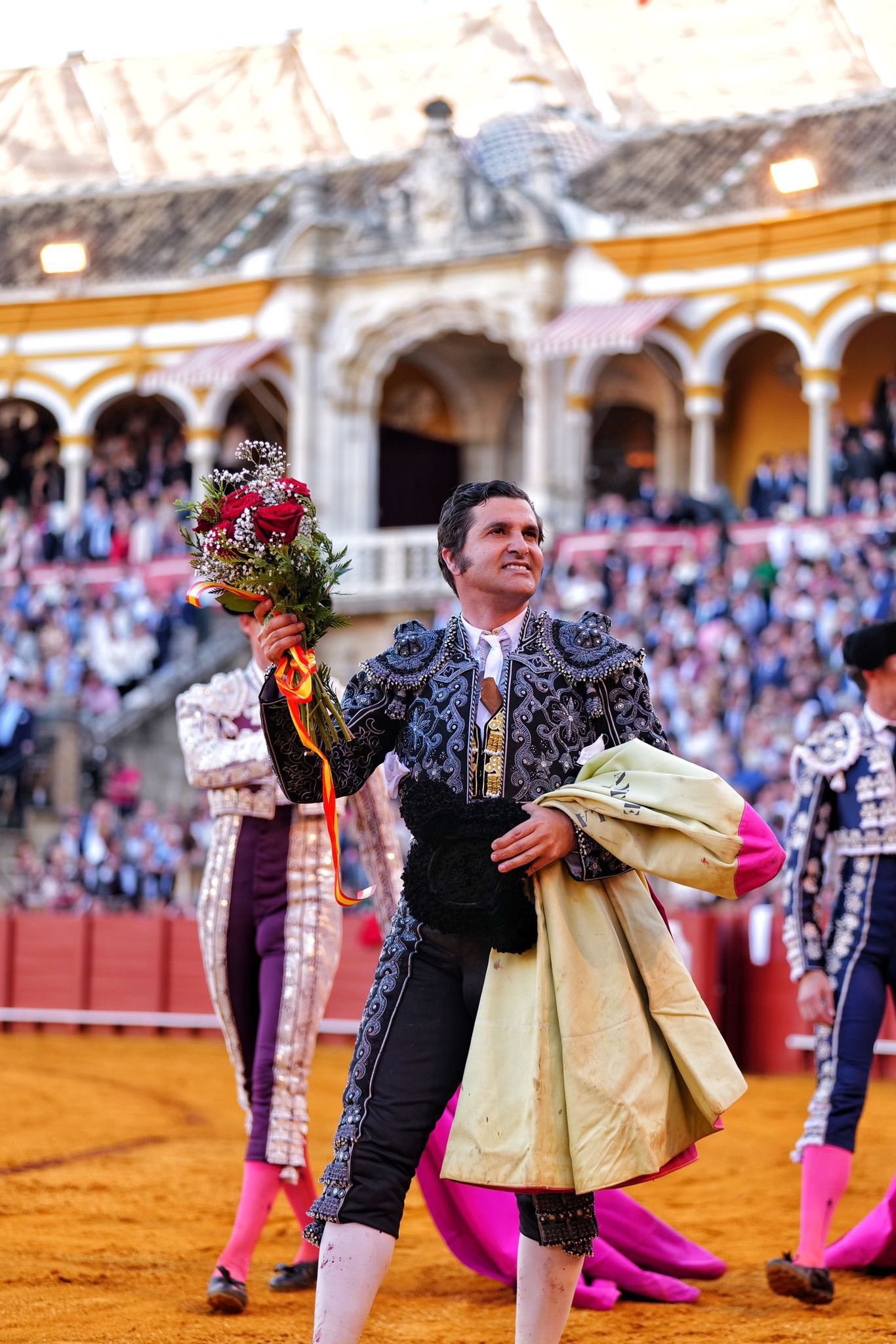 Morante da la vuelta al ruedo tras cortar dos orejas.