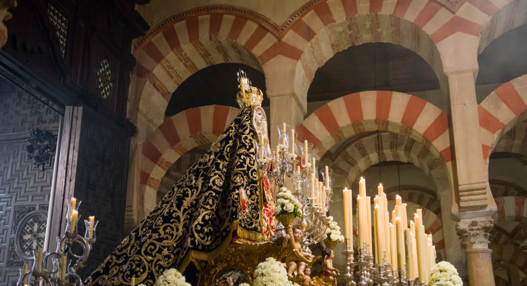 Nuestra Señora de los Dolores hace estación de penitencia en la Mezquita-Catedral de Córdoba.
