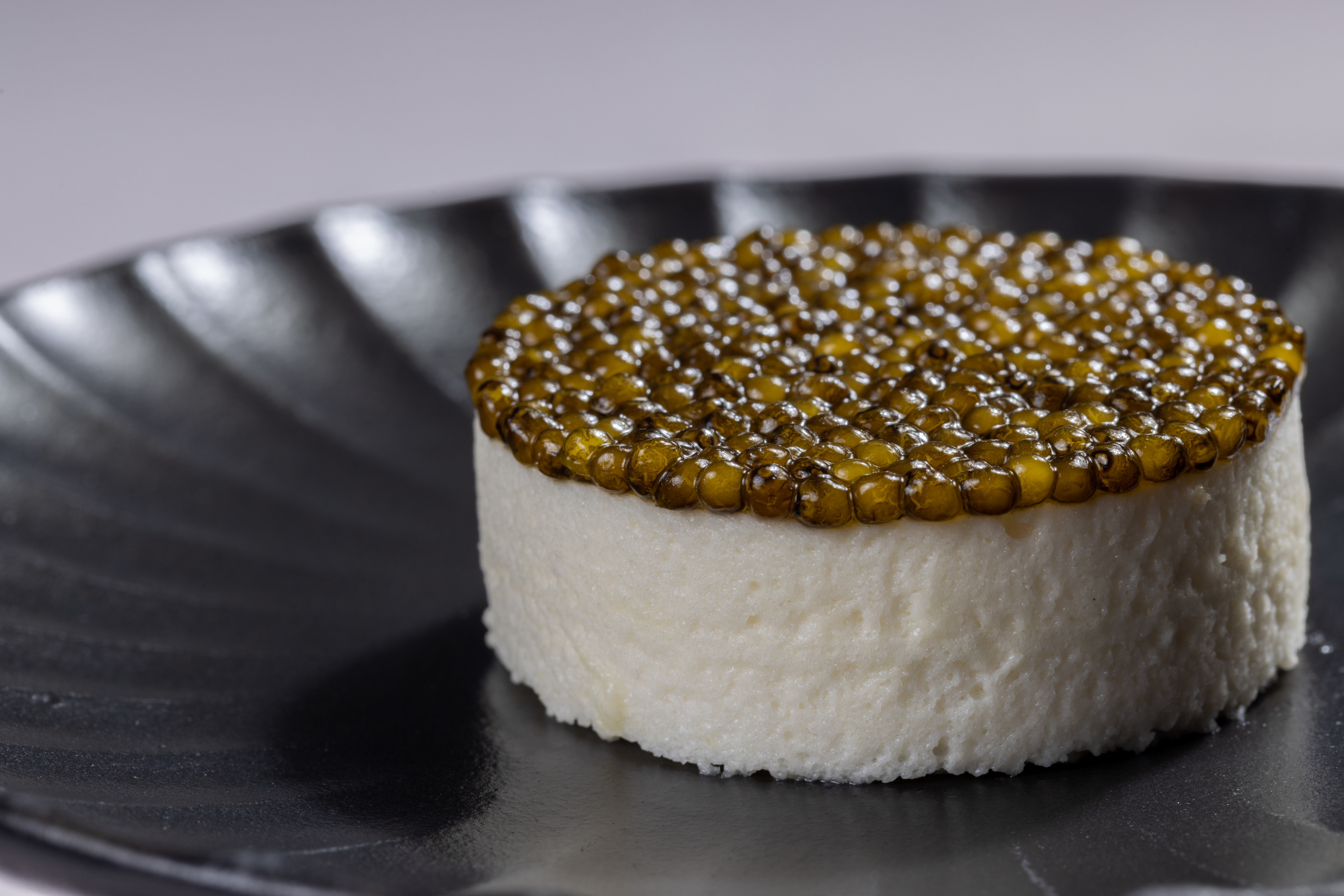 El gazpachuelo con caviar, plato icónico del menú.