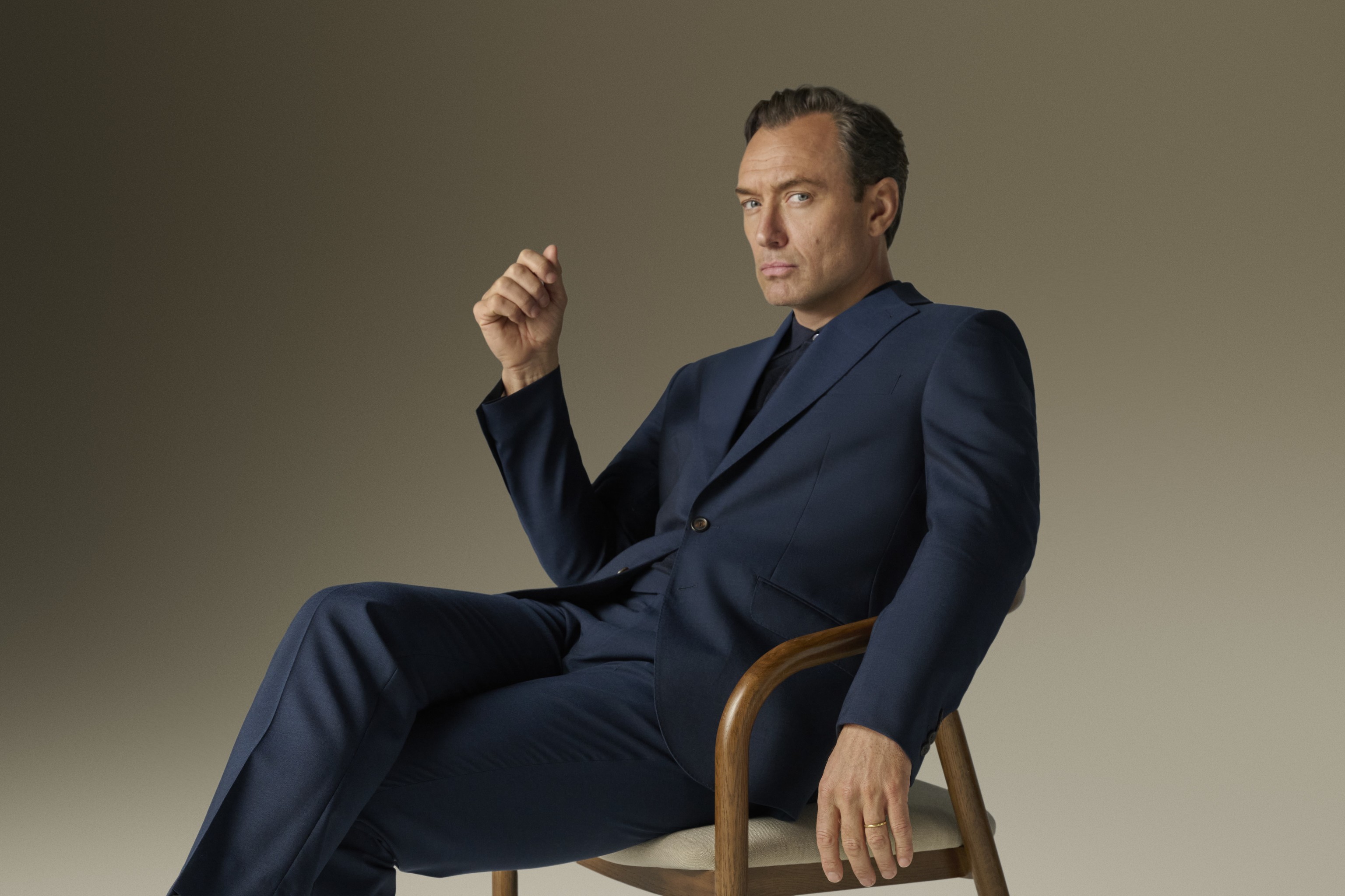 Jude Law es el protagonista de la nueva campa�a Primavera-Verano 2026 de Emidio Tucci.