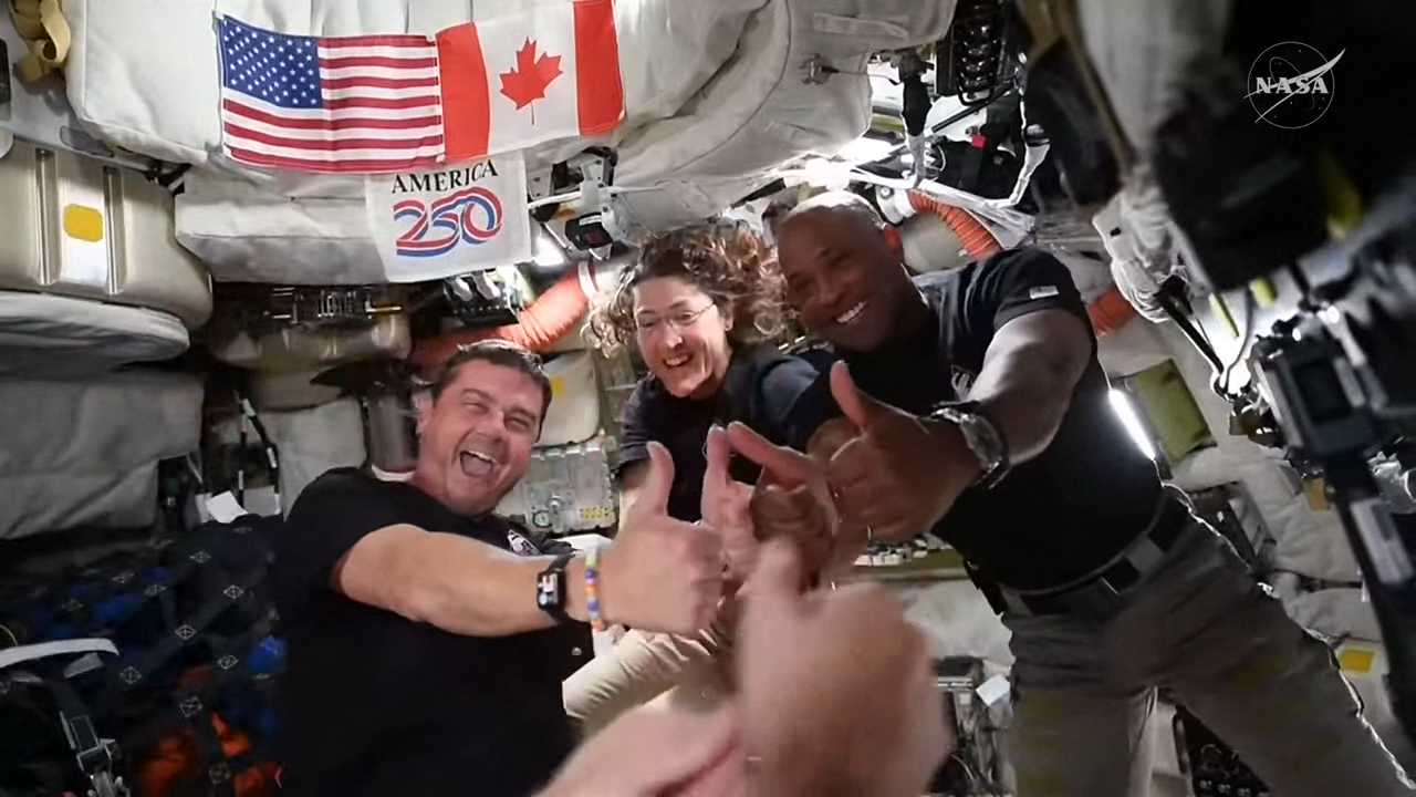 Los astronautas de Artemis 2 con los pulgares en alto.