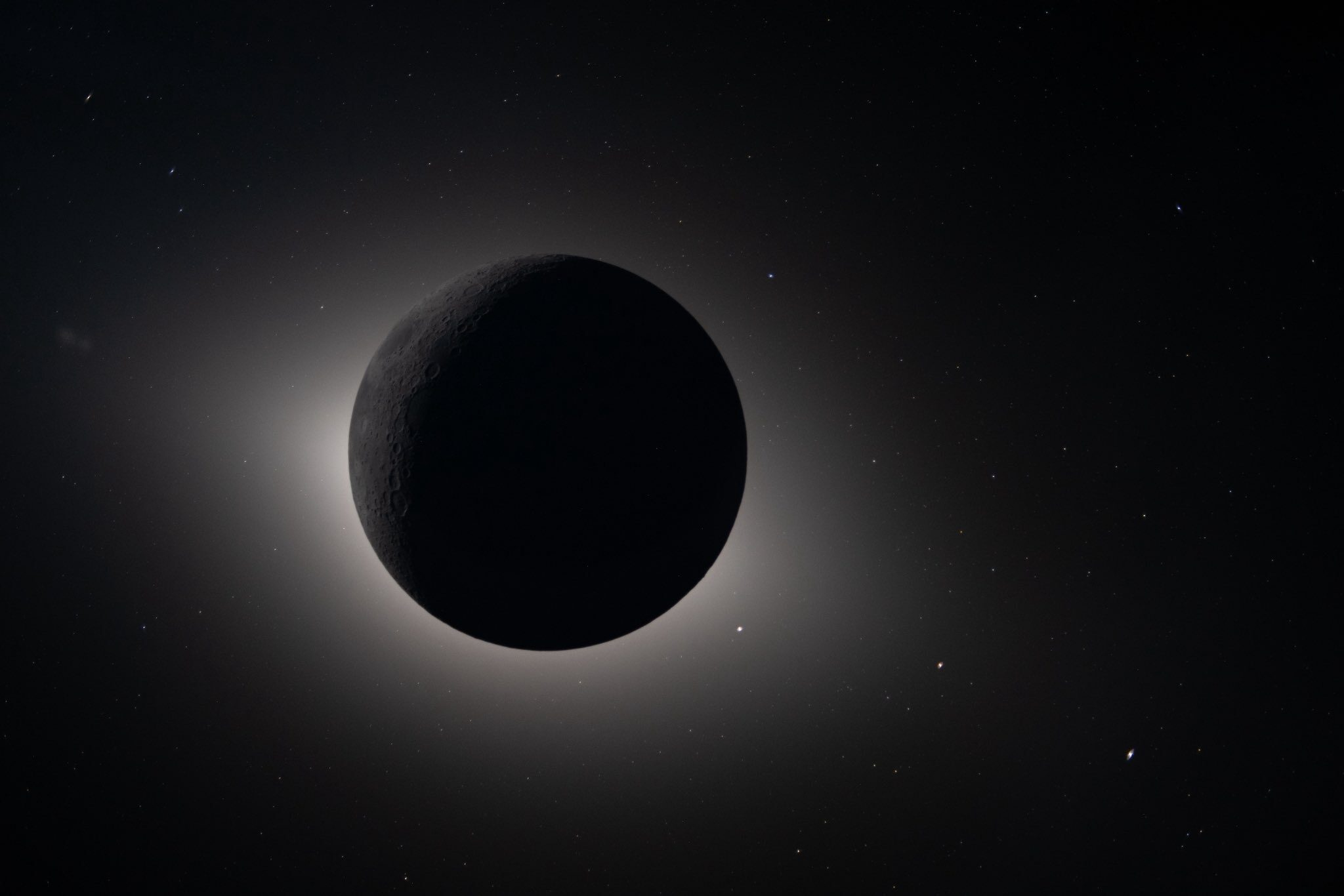 El sol oculto por la Luna durante el paso de Orión..