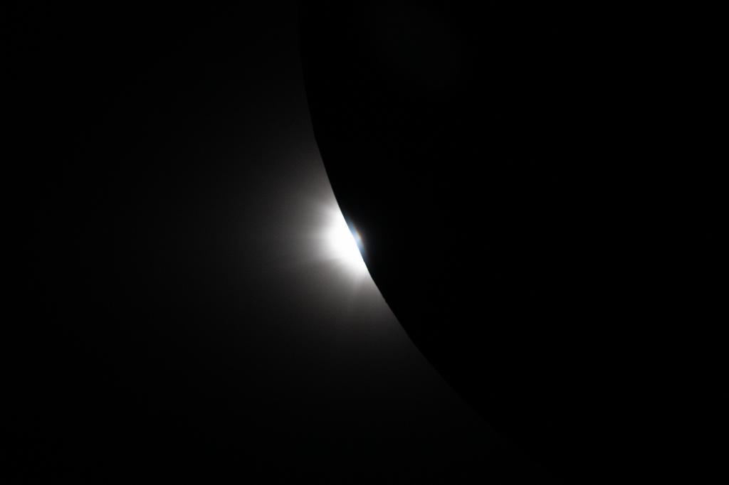 El sol asomando tras la Tierra, visto desde la cara oculta de la Luna.