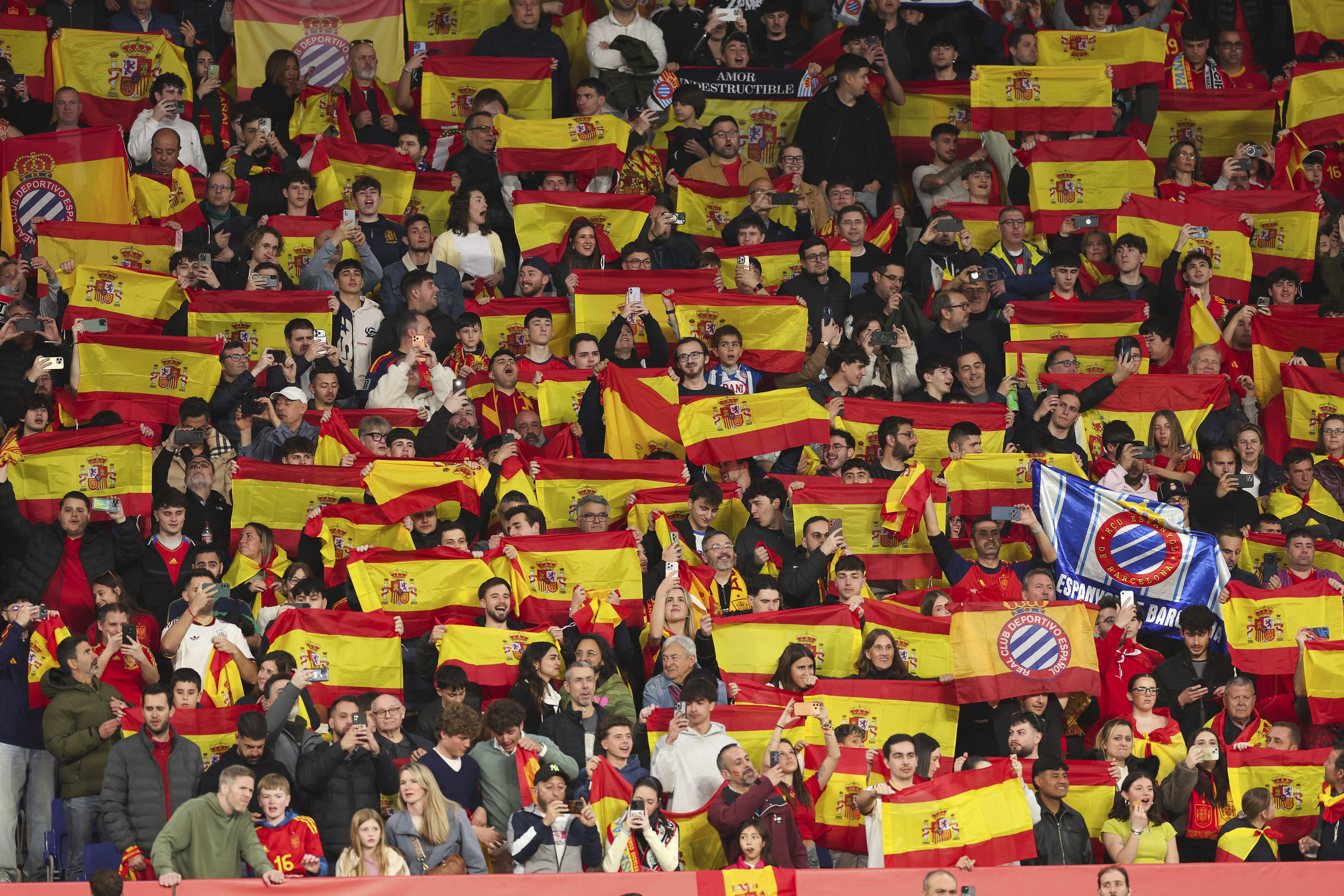Una imagen de la grada de Cornellá durante el partido.