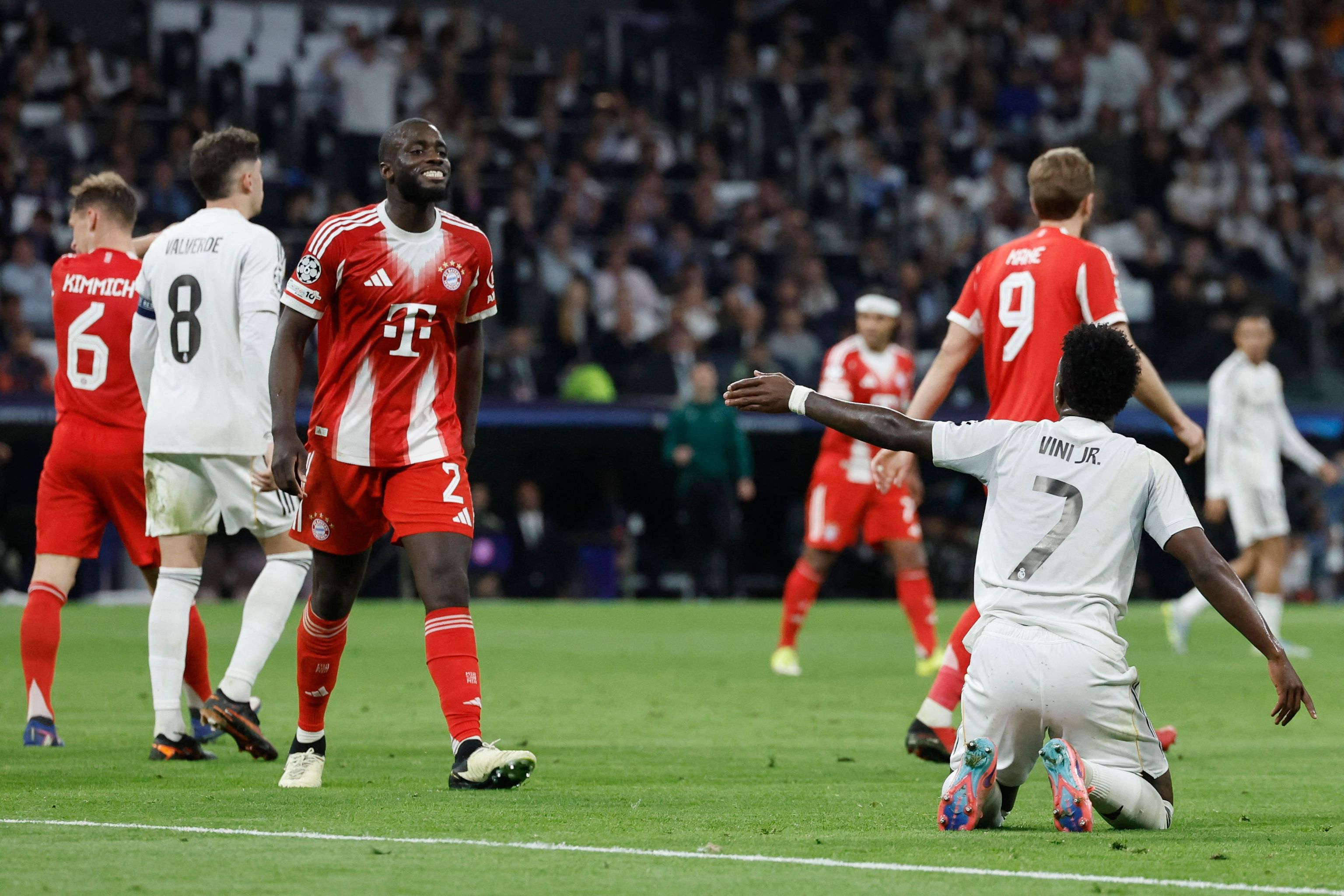Vinicius se lamenta ante Upamecano.