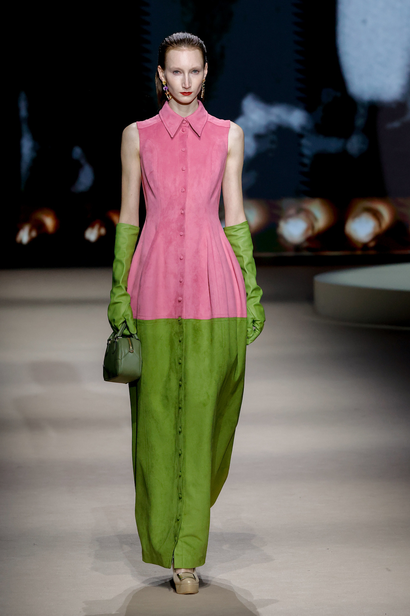 Rosa combinado con verde en el último desfile de Maison Mesa.