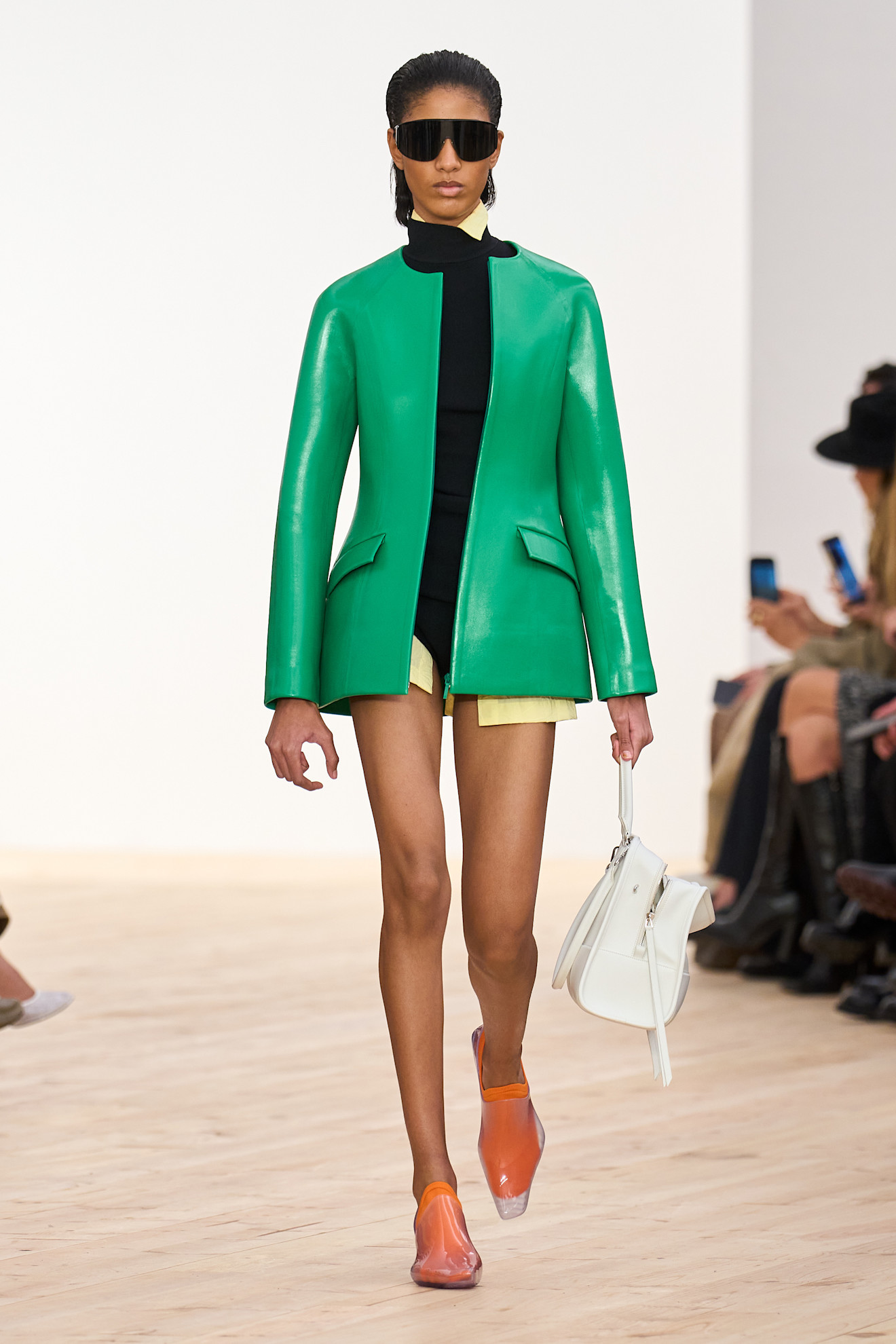 Propuesta de Loewe que combina cuatro colores con el verde mandando sobre todos ellos, pero rebajando oportunamente la intensidad.