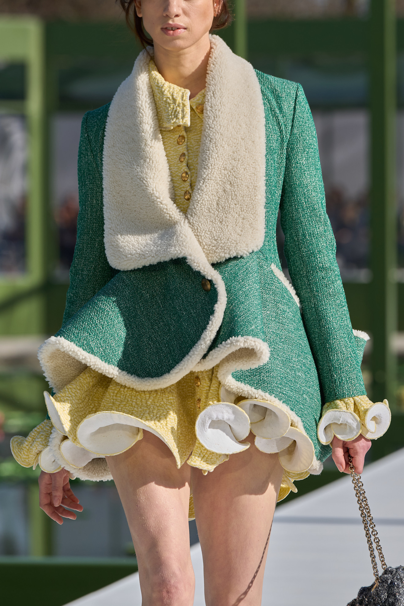 Chanel combina verde y amarillo en este diseño de JW Anderson para la marca.