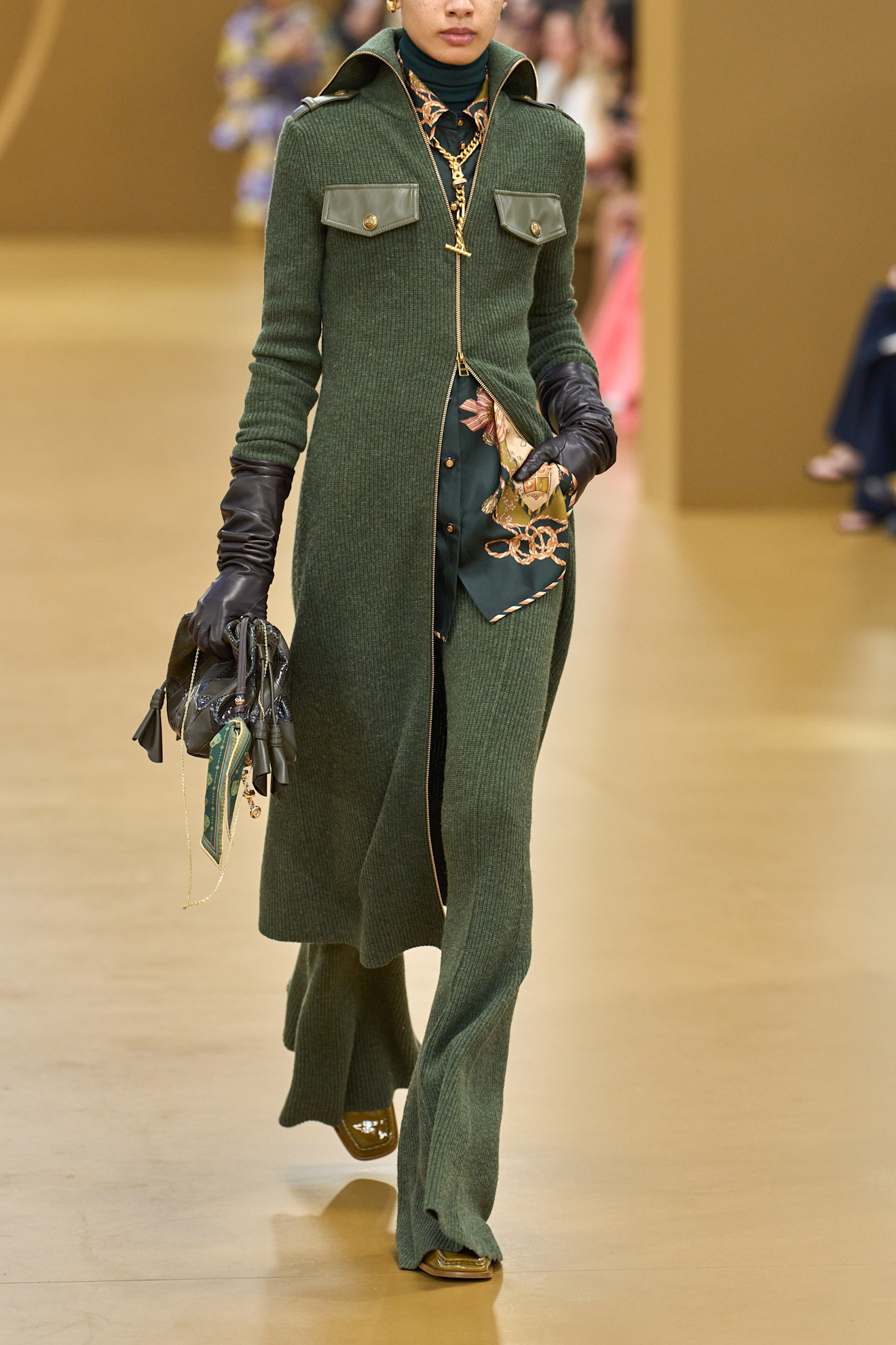 Total look en verde militar de Zimmermann en la última pasarela.