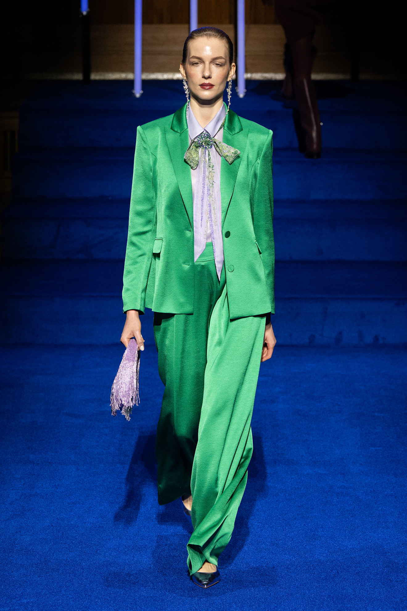 Marc Cain propone combinar el azul celeste con un verde vivo en raso.