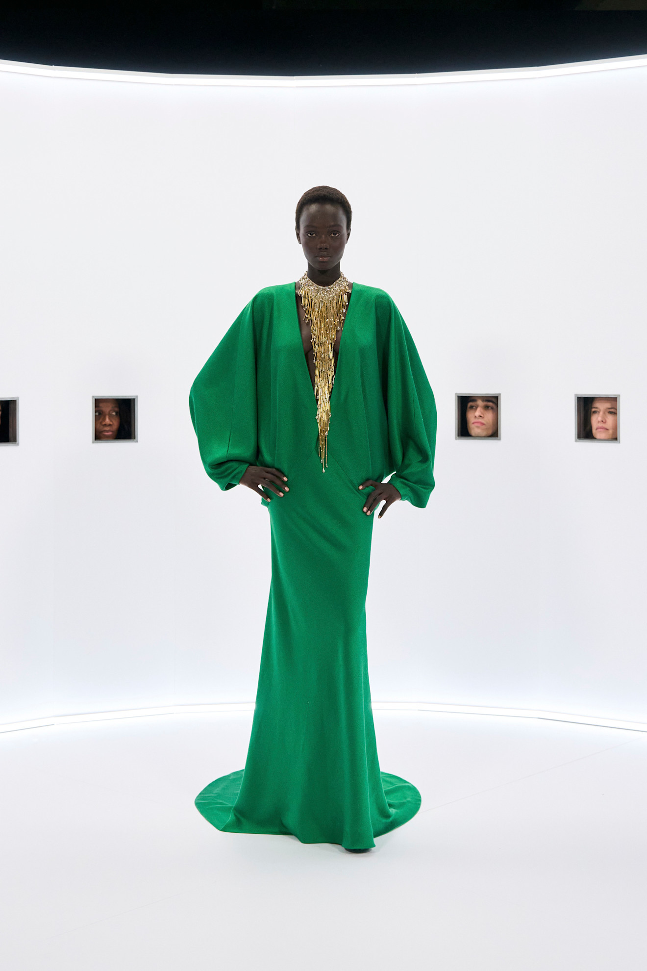Una sofisticada propuesta de la Alta Costura de Valentino donde el dorado encaja a la perfección con el verde intenso.