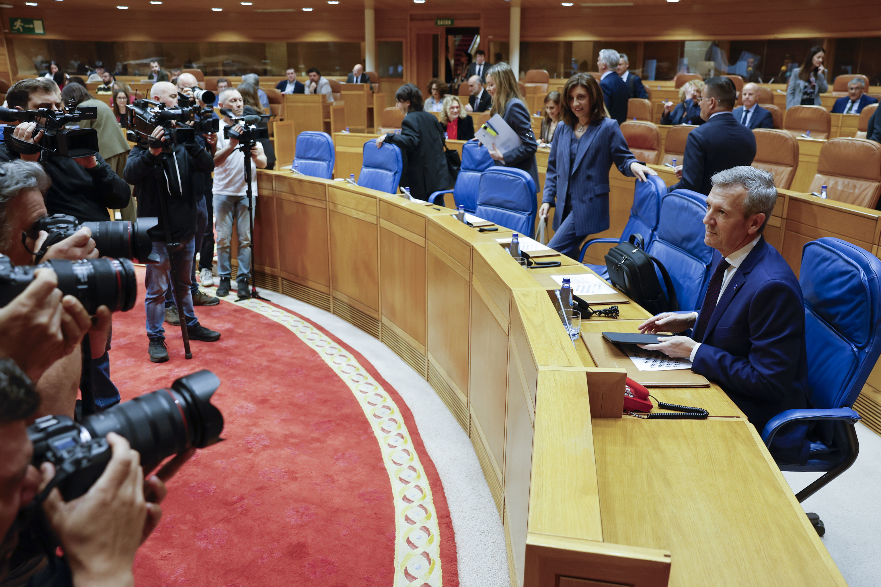 Alfonso Rueda, rodeado por los fotógrafos este miércoles en el Parlamento gallego