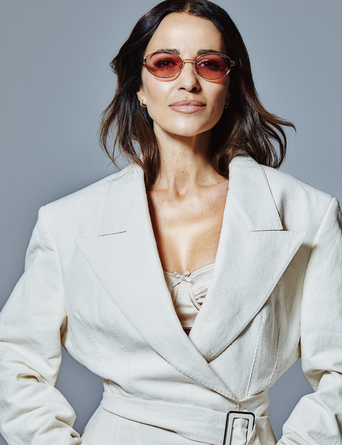 Chaqueta y sujetador de Dolce & Gabbana. Gafas de Polaroid. Pendientes de Tous.
