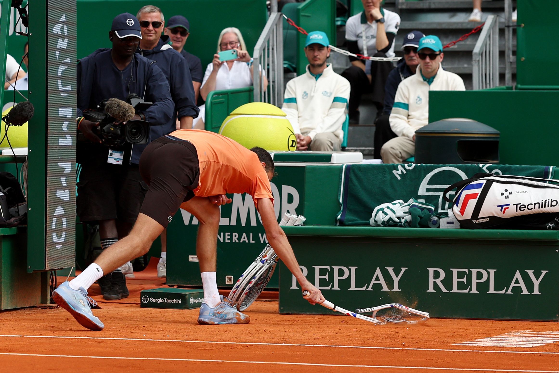 Medvedev rompe la raqueta en Montecarlo, este miércoles.