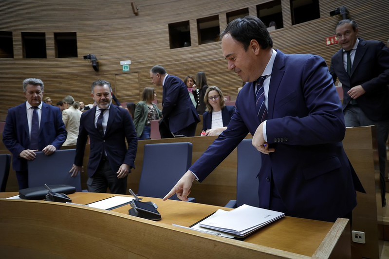 El presidente valenciano, Juanfran Pérez Llorca, en las Cortes.