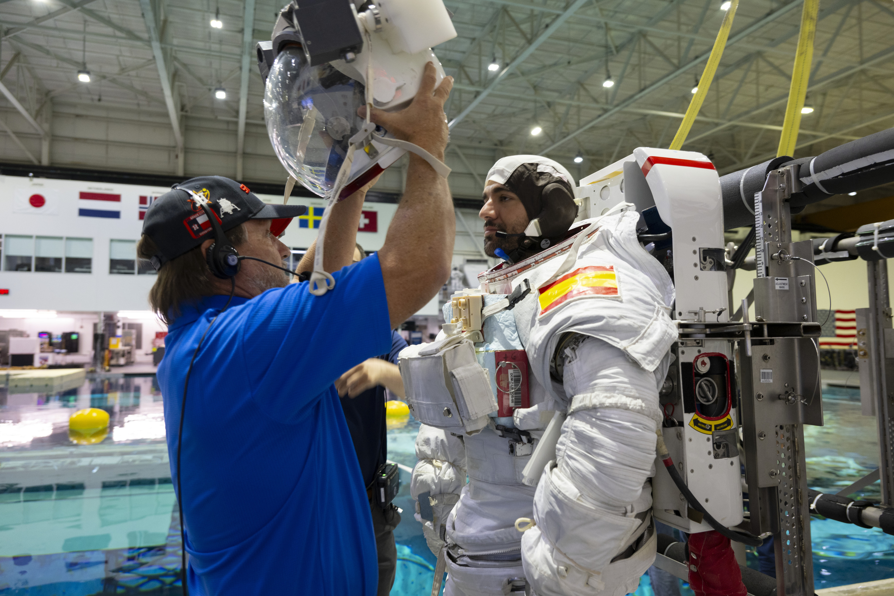 Un trabajador de la NASA ayuda a Pablo Álvarez a ponerse el traje espacial durante su primera estancia en el Centro Johnson de Houston