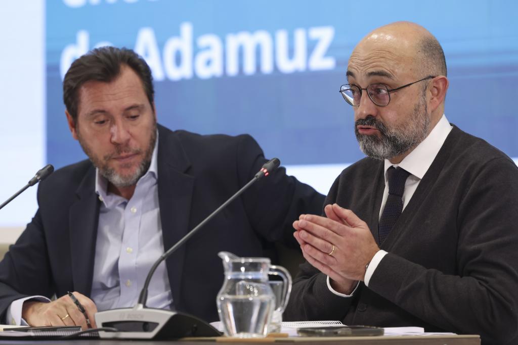 Óscar Puente, ministro de Transportes, escucha las explicaciones sobre el accidente de Adamuz a Pedro Marco de la Peña, presidente de Adif, el pasado mes de enero.