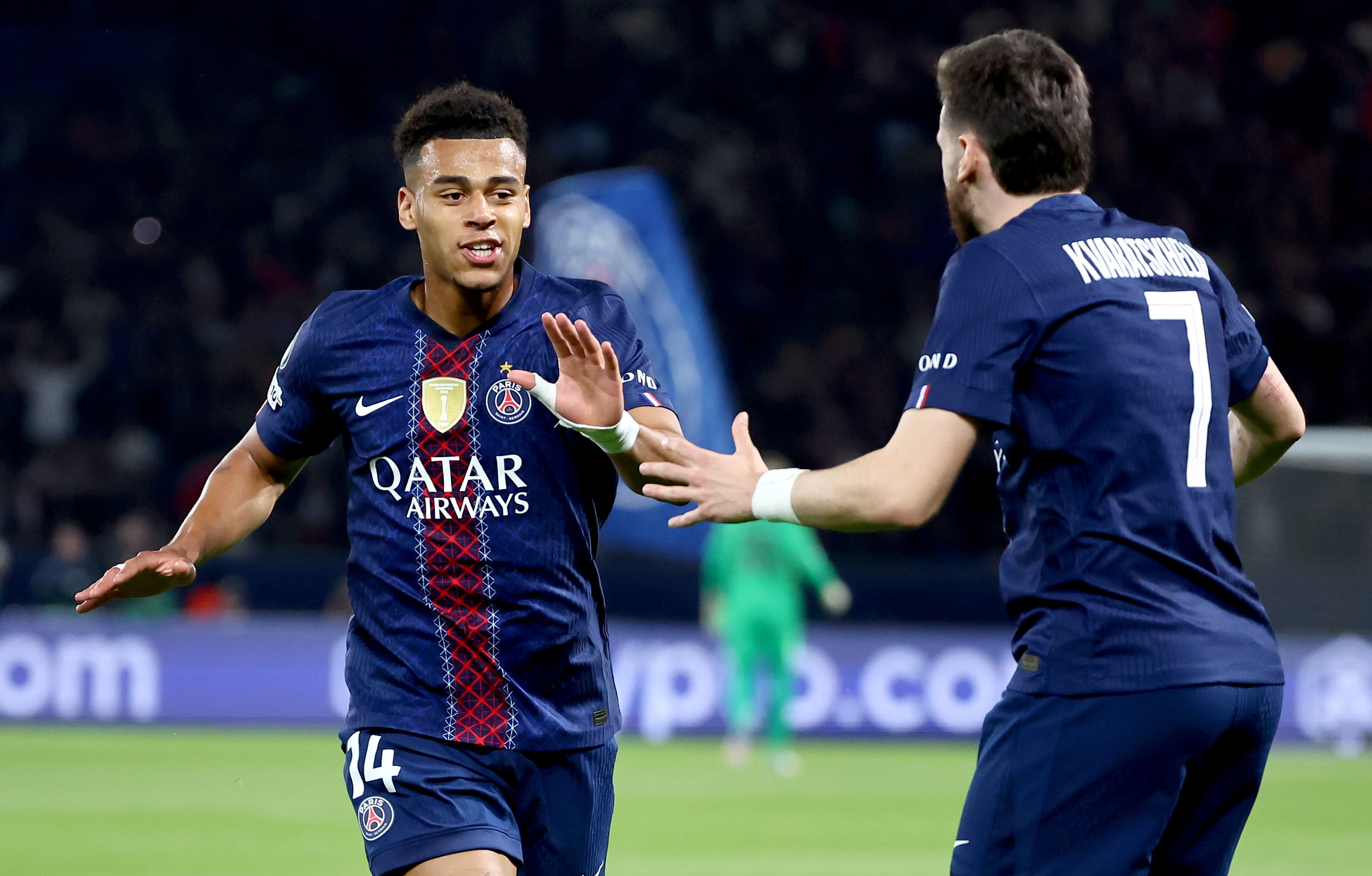 Doué y Kvaratskhelia celebran en primer gol del partido de ayer en París.