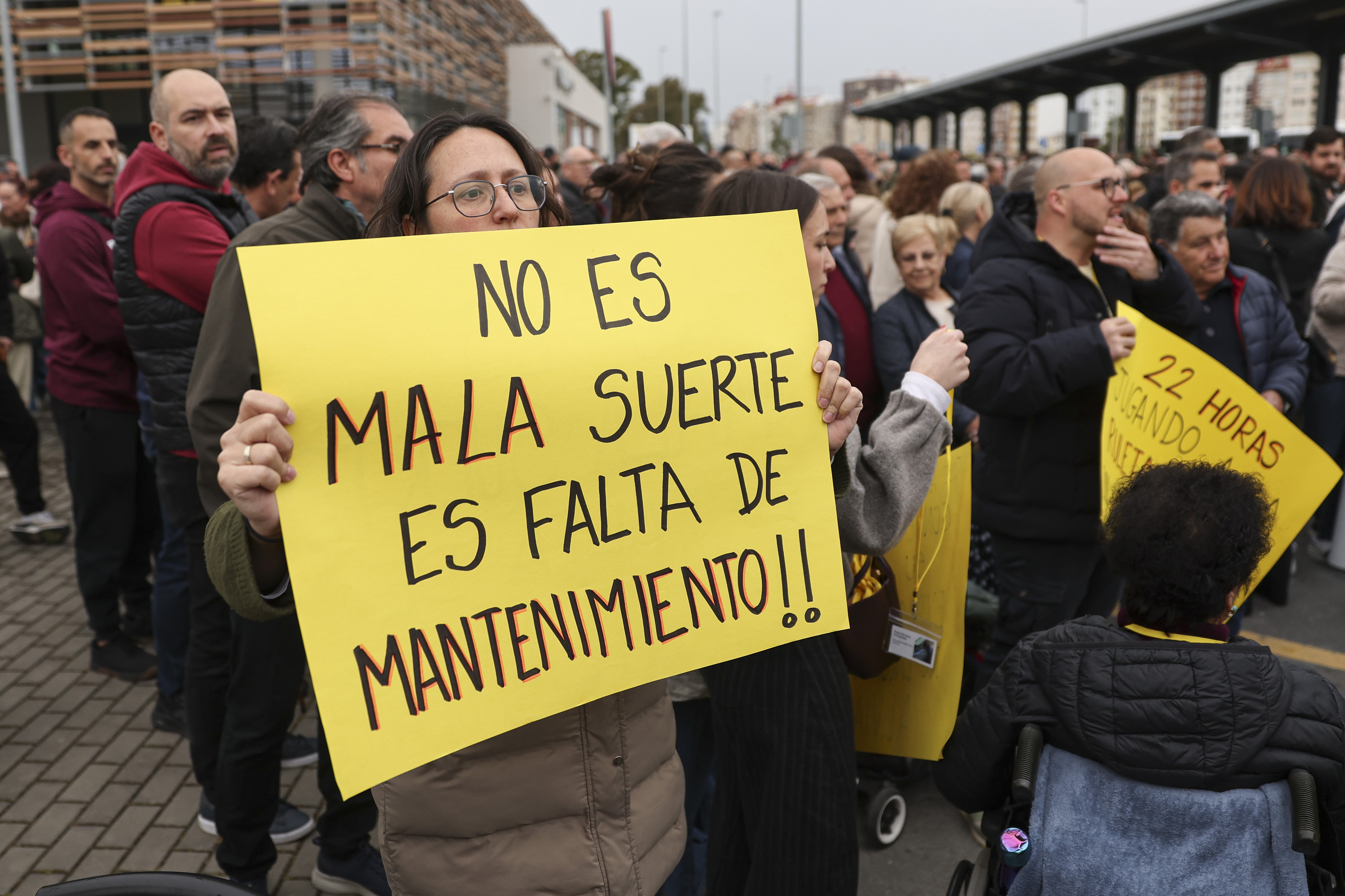 Manifestación en la estación de trenes de Huelva por las víctimas del descarrilamiento de tren en Adamuz.