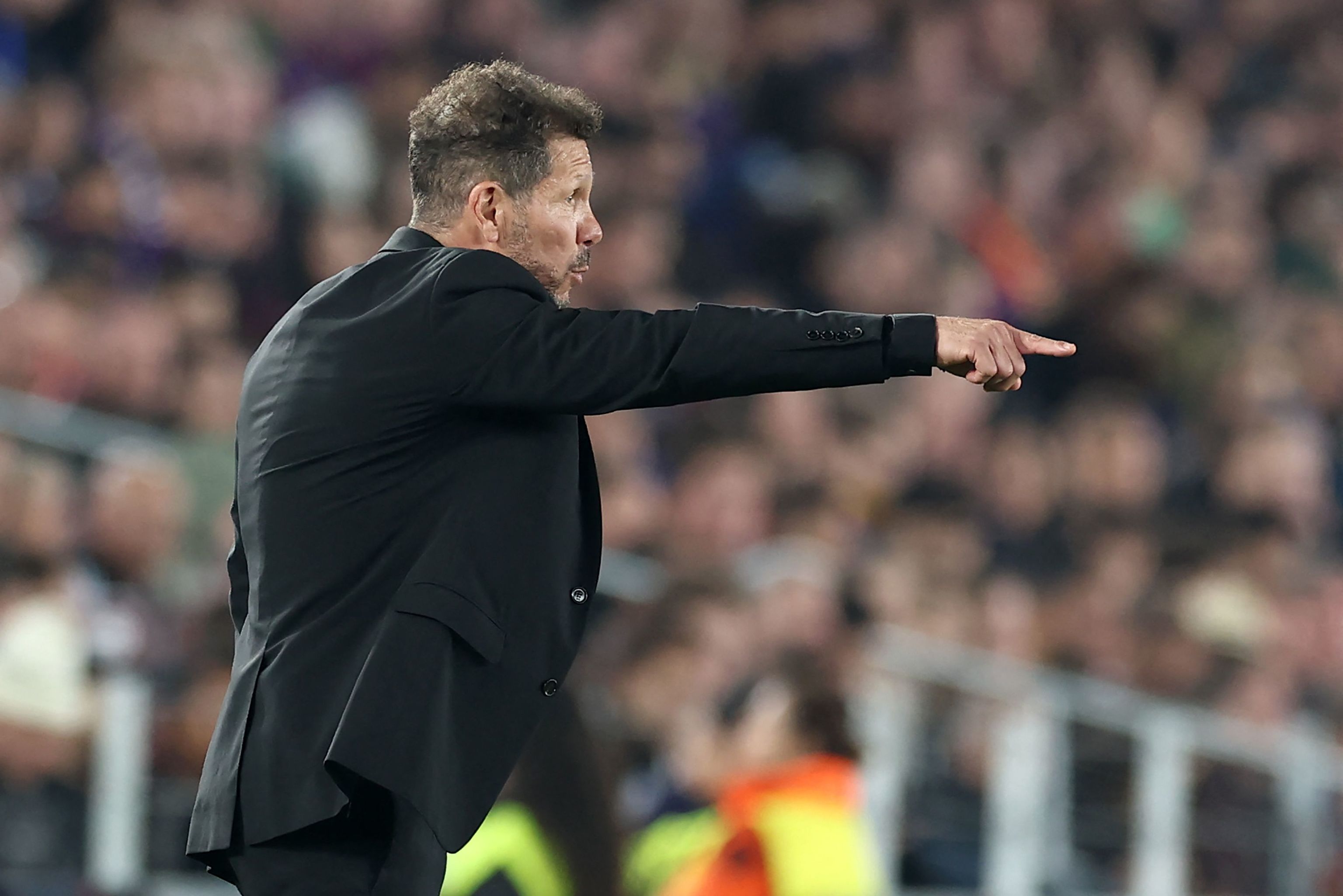 Simeone señala durante el encuentro de Champions en el Camp Nou.