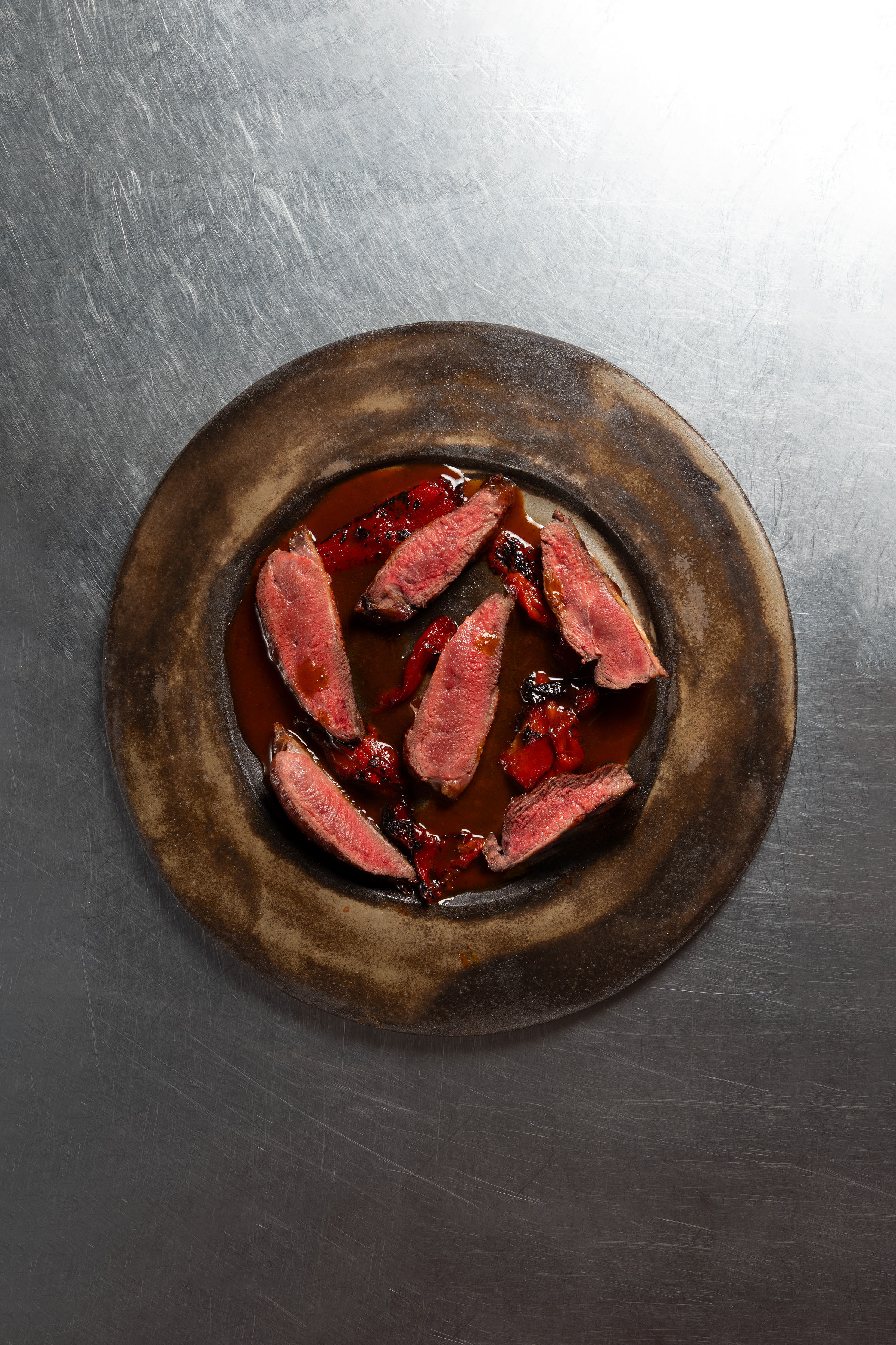 Pichón de Higinio Gómez, piquillos caramelizados y demi glace de chiles fermentados en Hiro.