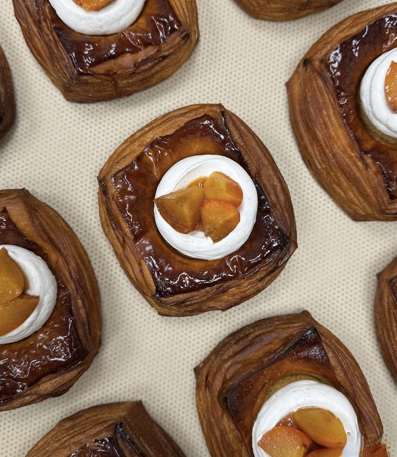 Bollo danés de ciruela asada, almendra y mascarpone en Santo Bakehouse.