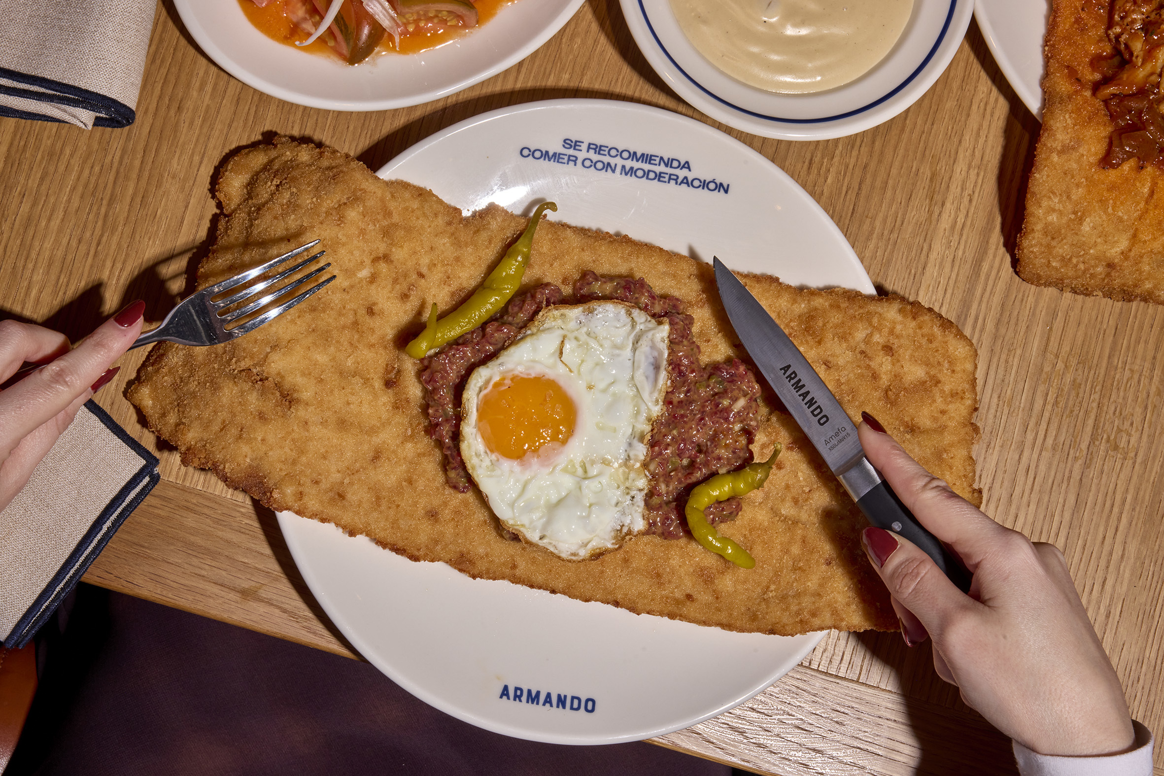 Escalope con 'steak tartar' con huevo frito en Armando.