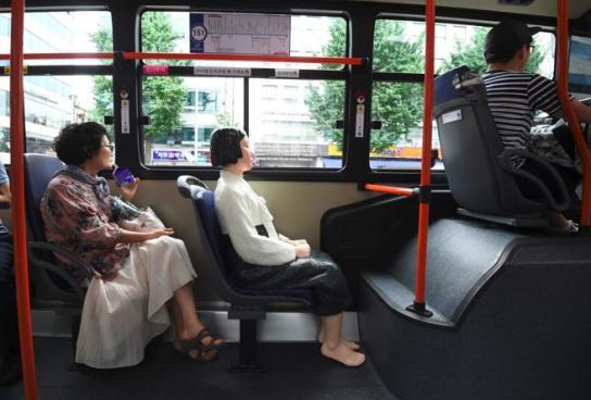 La escultura de 'La chica de la paz' viaja como otra pasajera más en un autobús de Seúl, en 2017.