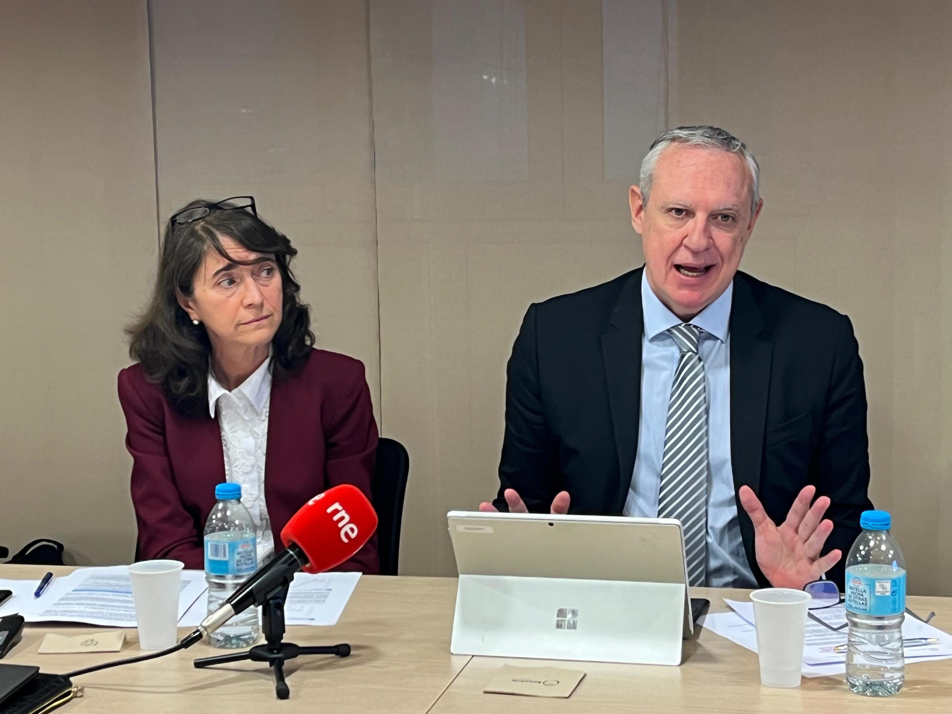 la presidenta de la Federación Empresarial de la Industria Química Española (Feique), Teresa Rasero y su director, Juan Antonio Labat