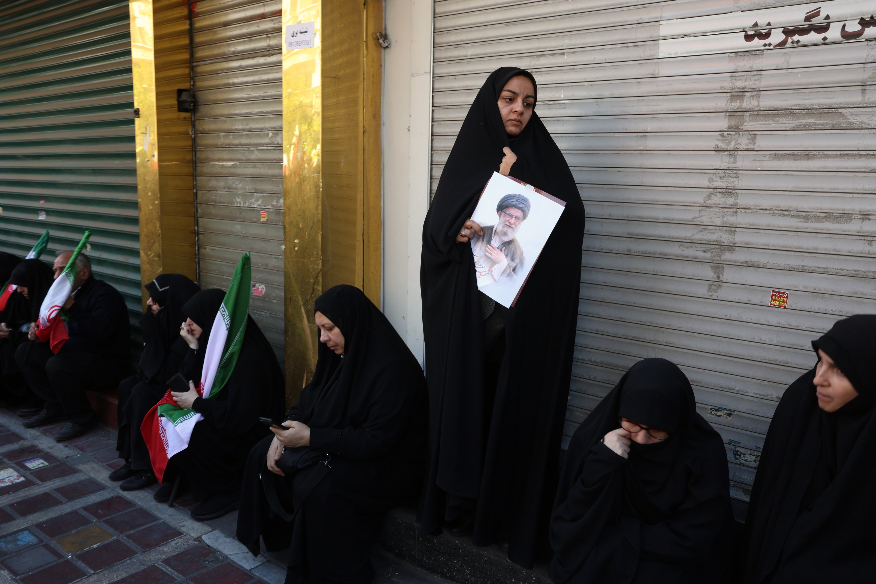 Ciudadanos iraníes portan fotografías del difunto Líder Supremo iraní, el ayatolá Ali Jamenei.