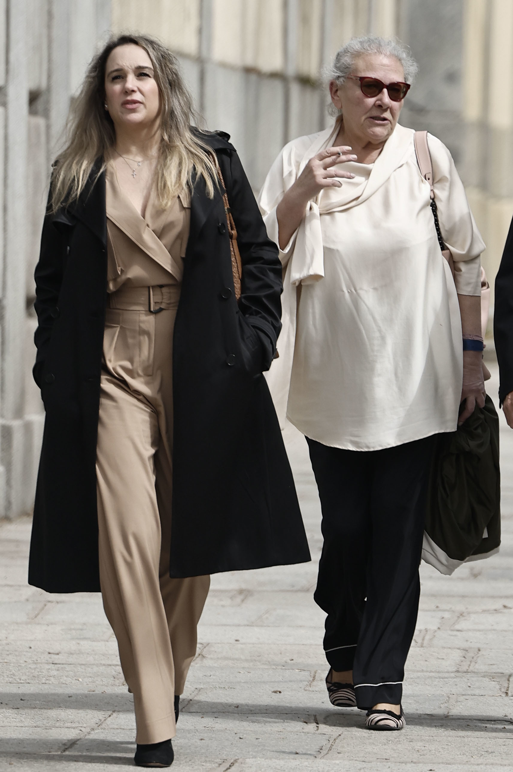 Carmen Pano y su hija Leonor a su salida este jueves del Tribunal Supremo.