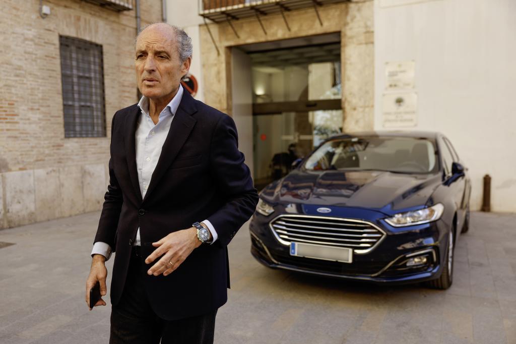 El ex presidente Francisco Camps junto a su coche oficial.