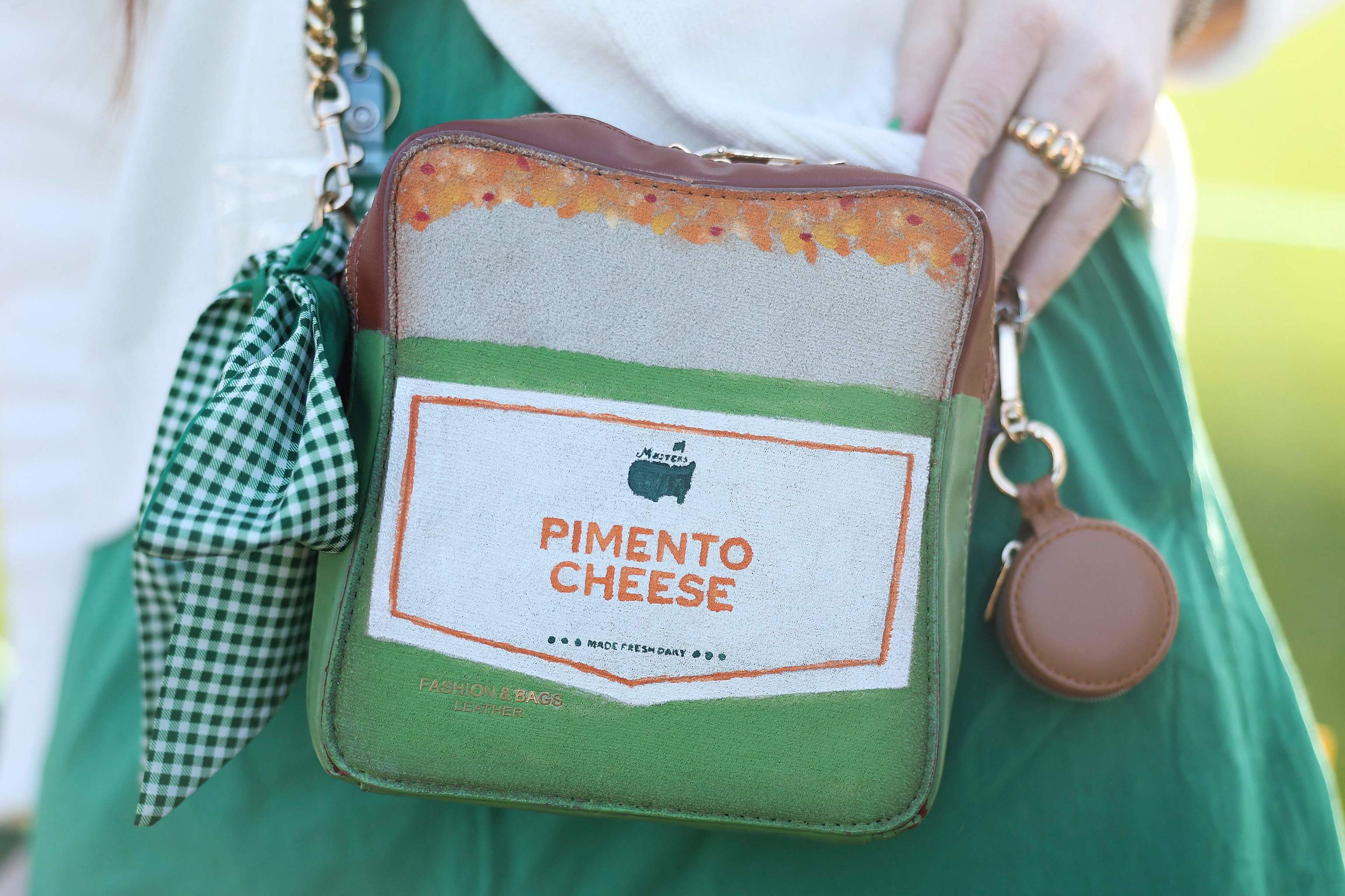 Un patron con un bolso del típico sandwich de pimiento y queso.